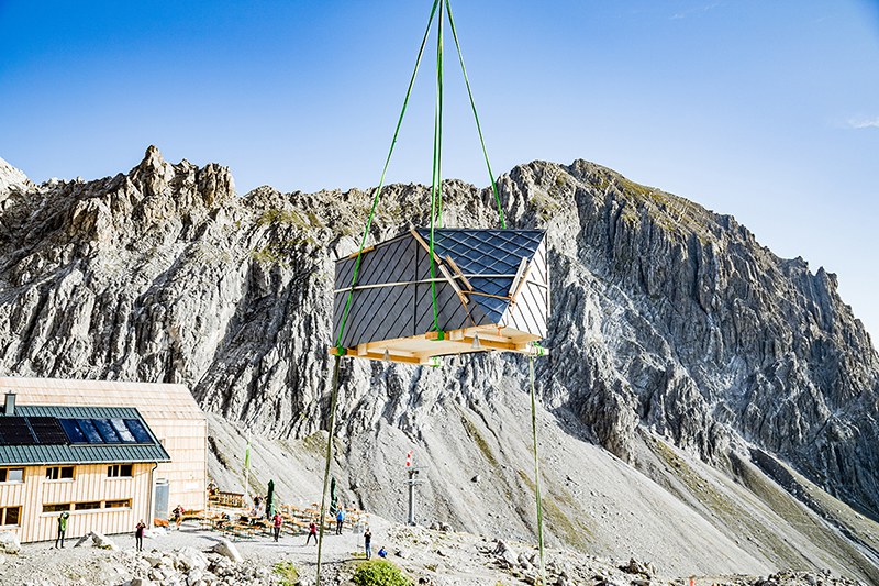 Der mobile Ausstellungspavillion WissWak wird zu seinem Standort neben der Totalphütte in Vorarlberg geflogen.