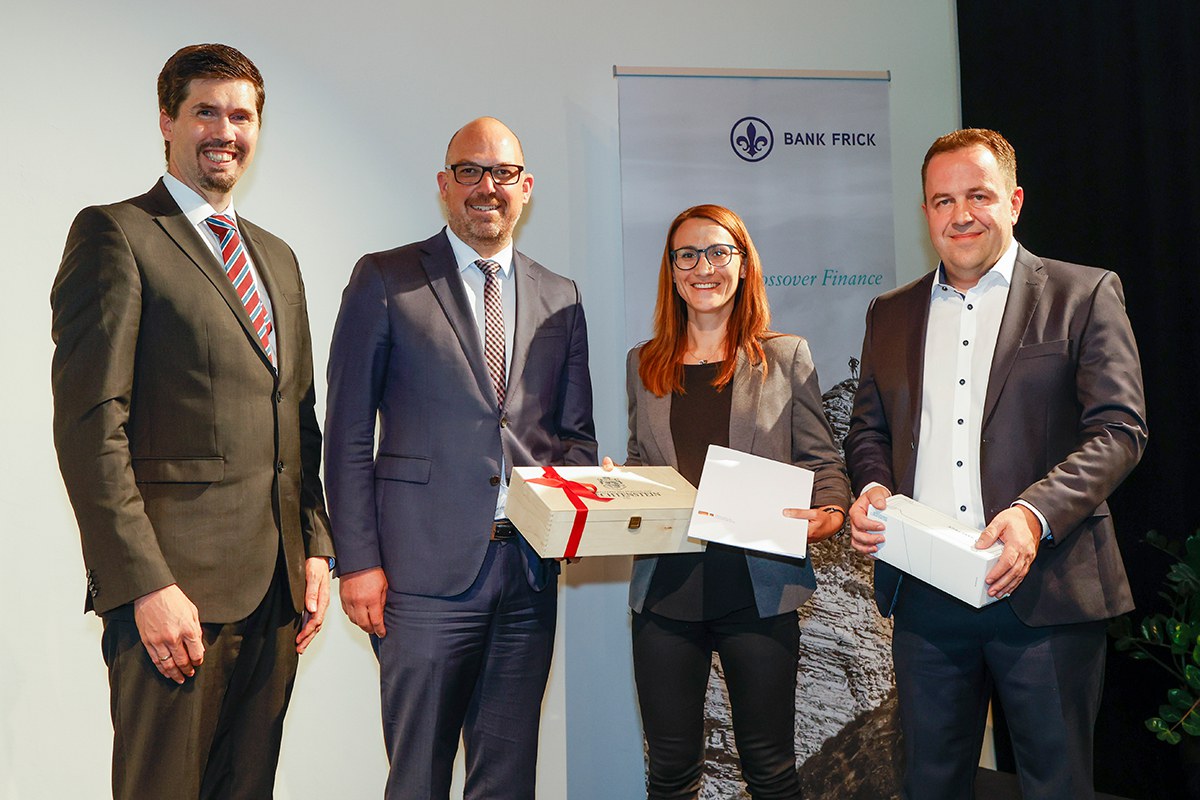 Beste Studierende Karin Stadelmann (LLB), mit Martin Angerer, Daniel Risch und Edi Wögerer (v. l.).