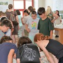 Primarschüler besuchen die Ausstellung für die naturnahe Freiraumgestaltung ihrer Schule