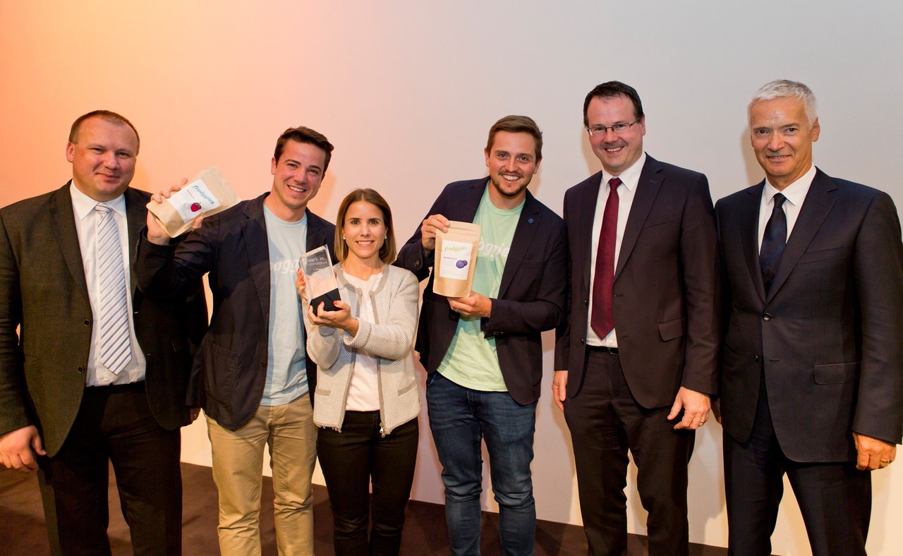 Preisverleihung an das Team von "Froogies" - die Gewinner des Businessplan Wettbewerbs 2015