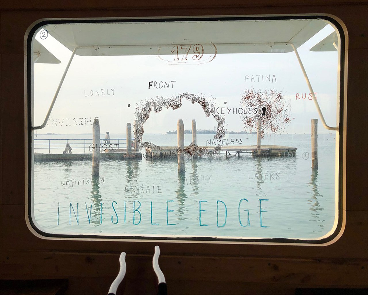 Blick durch ein Fenster eines Vaporettos in Venedig