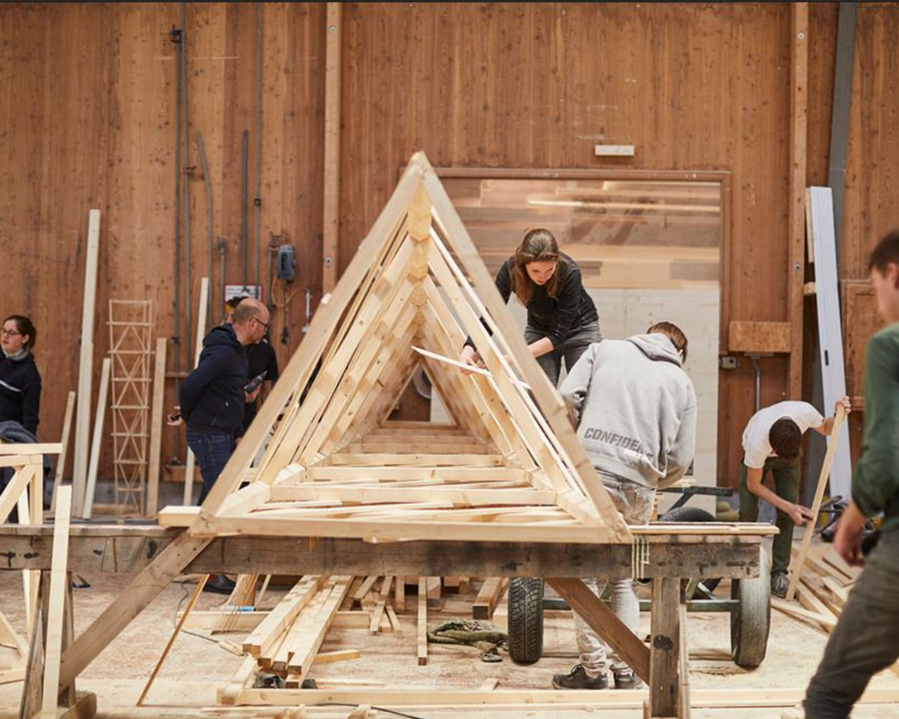 Studierende bauen einen Turm aus Holz