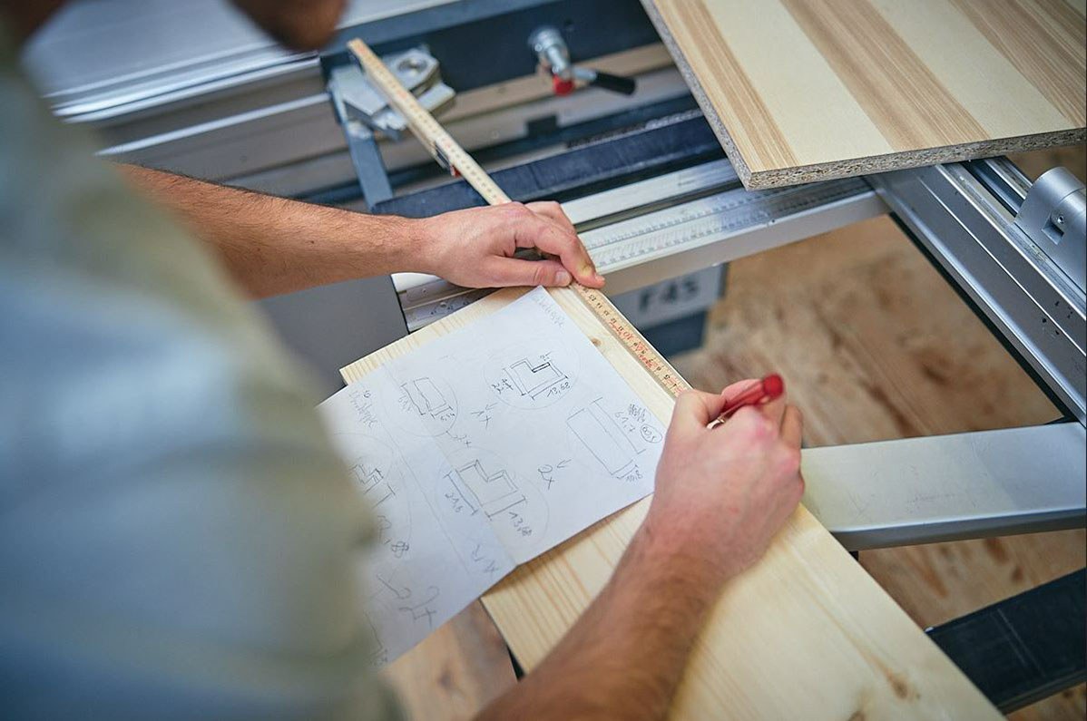 Architekturstudierende bauen eine Treppe aus Holz