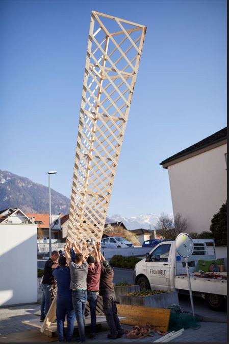 Architekturstudierende richten gemeinsam einen Holzturm am Rathausplatz in Schaan auf