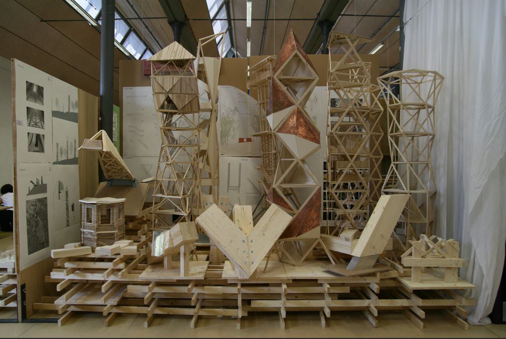 Holzmodelle eines Turms an der Universität Liechtenstein