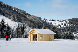 Langlaufhütte in Liechtenstein Holzhütte Schneelandschaft Steg Malbun 