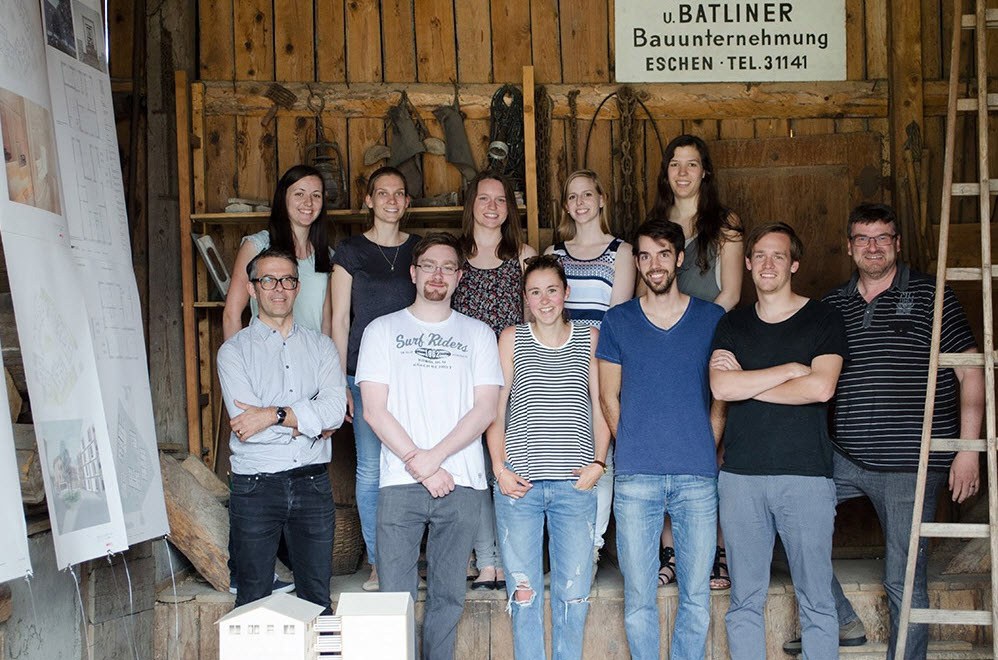 Gruppenfoto Architekturstudierende im Dorfzentrum Eschen in Liechtenstein