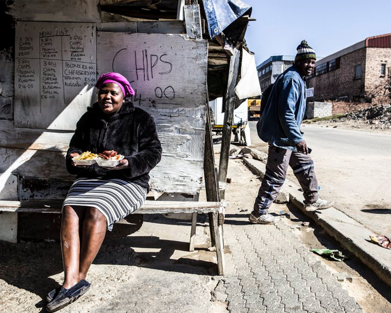 Frau in Südafrika, die Pommes isst