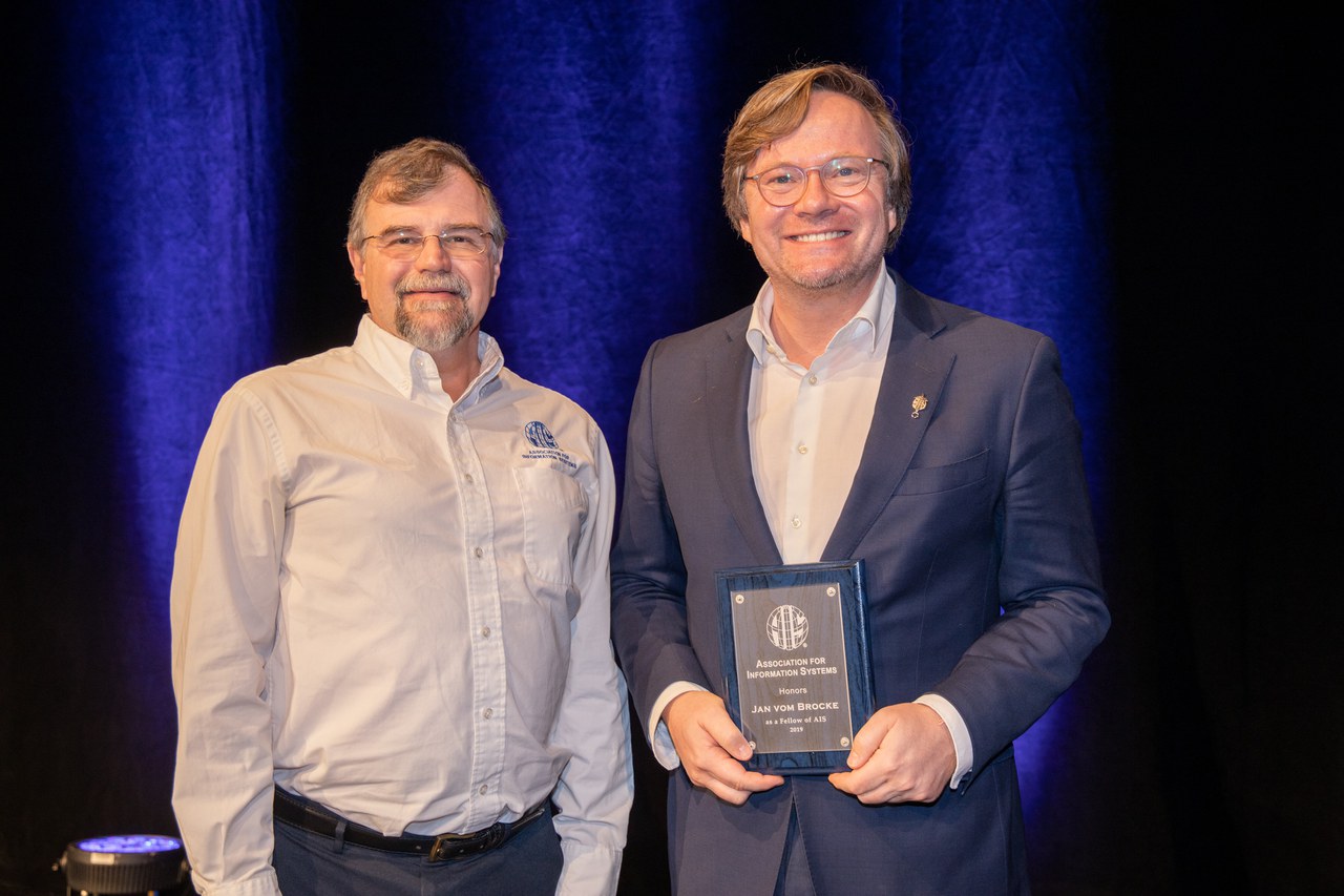 Prof. Dr. Alan Dennis, President of the AIS (Association for Information Systems), Kelley School of Business: Indiana University, USA, presents Prof. Dr. Jan vom Brocke with the award as AIS Fellow.