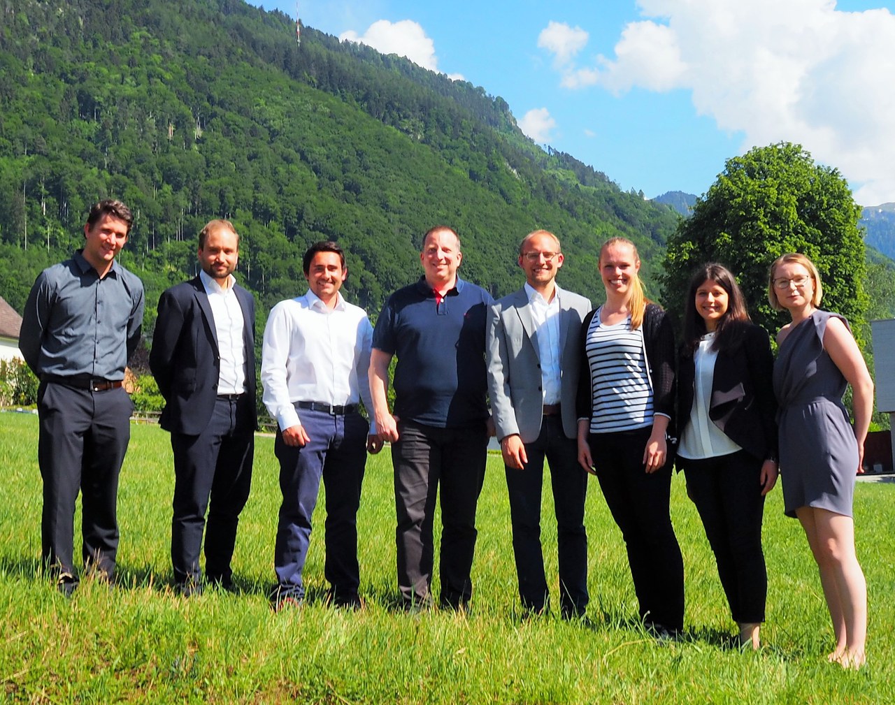 Experts of Accenture and supervisors of the University of Liechtenstein together with the winning team