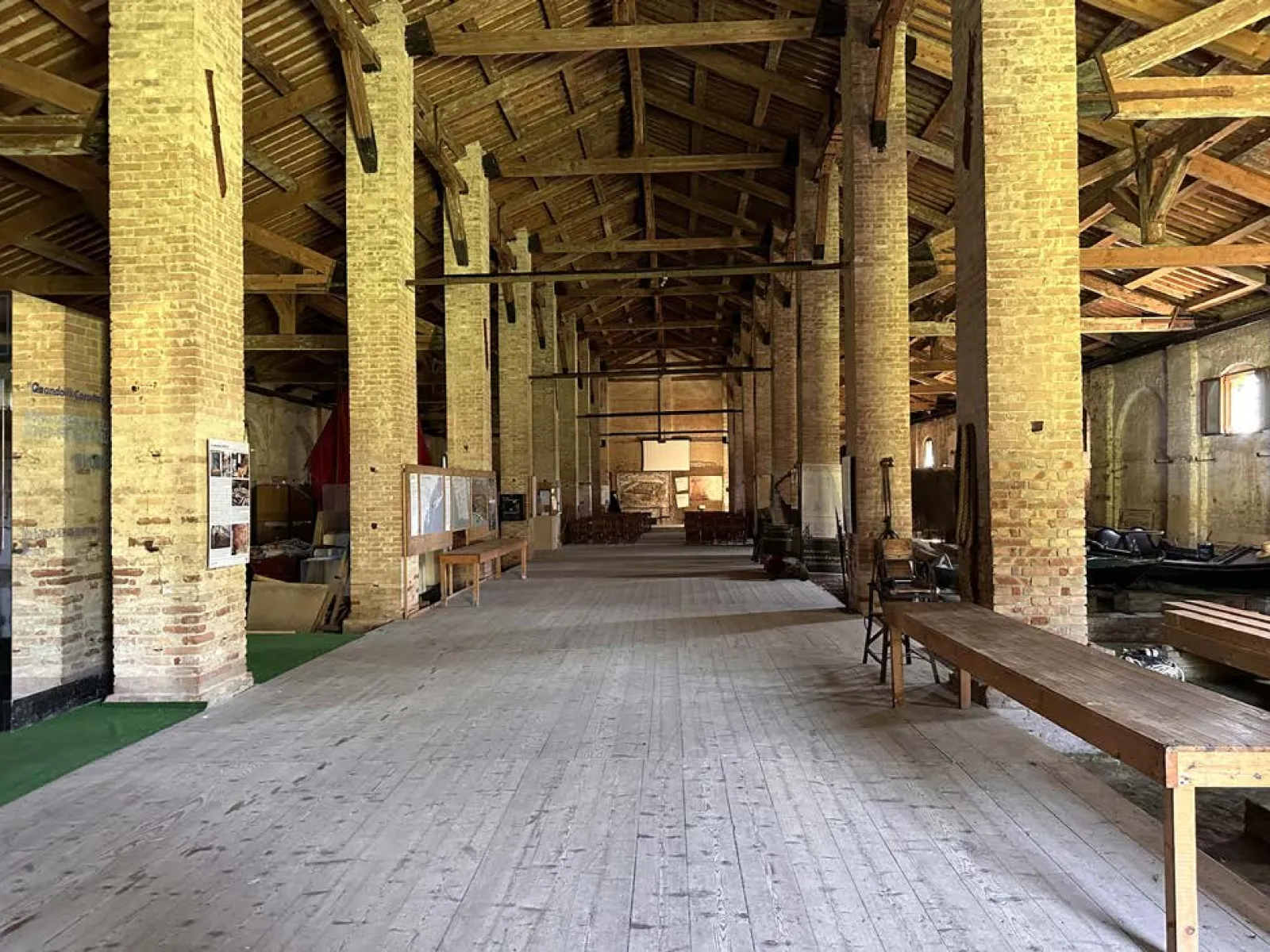 Grosse Halle mit Sichtdachstuhl