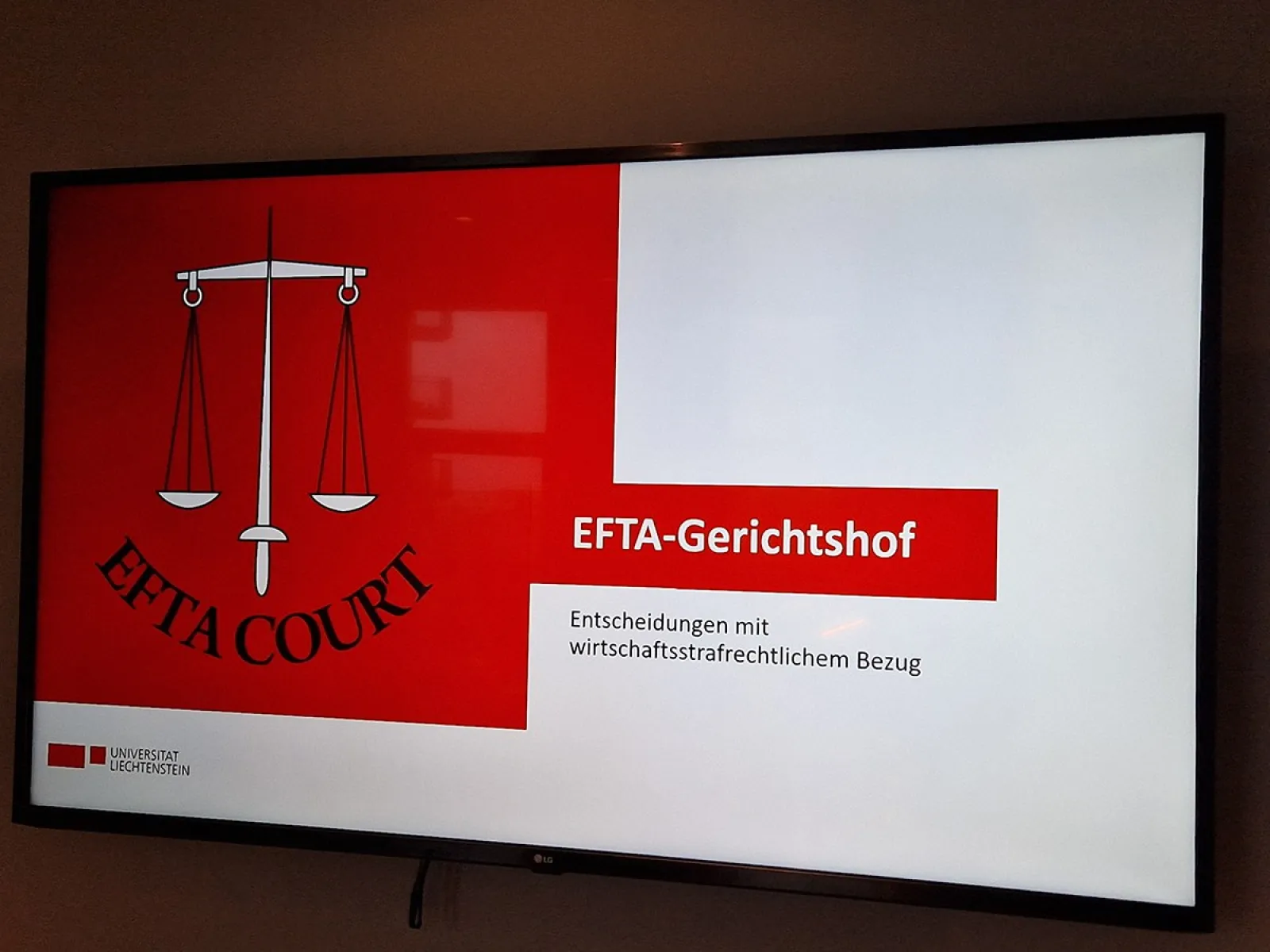 Bild eines Bildschirms mit der Präsentation des EFTA-Gerichtshofs. Links das Logo mit Waage und Schriftzug "EFTA Court". Rechts der Text: "EFTA-Gerichtshof - Entscheidungen mit wirtschaftsstrafrechtlichem Bezug".