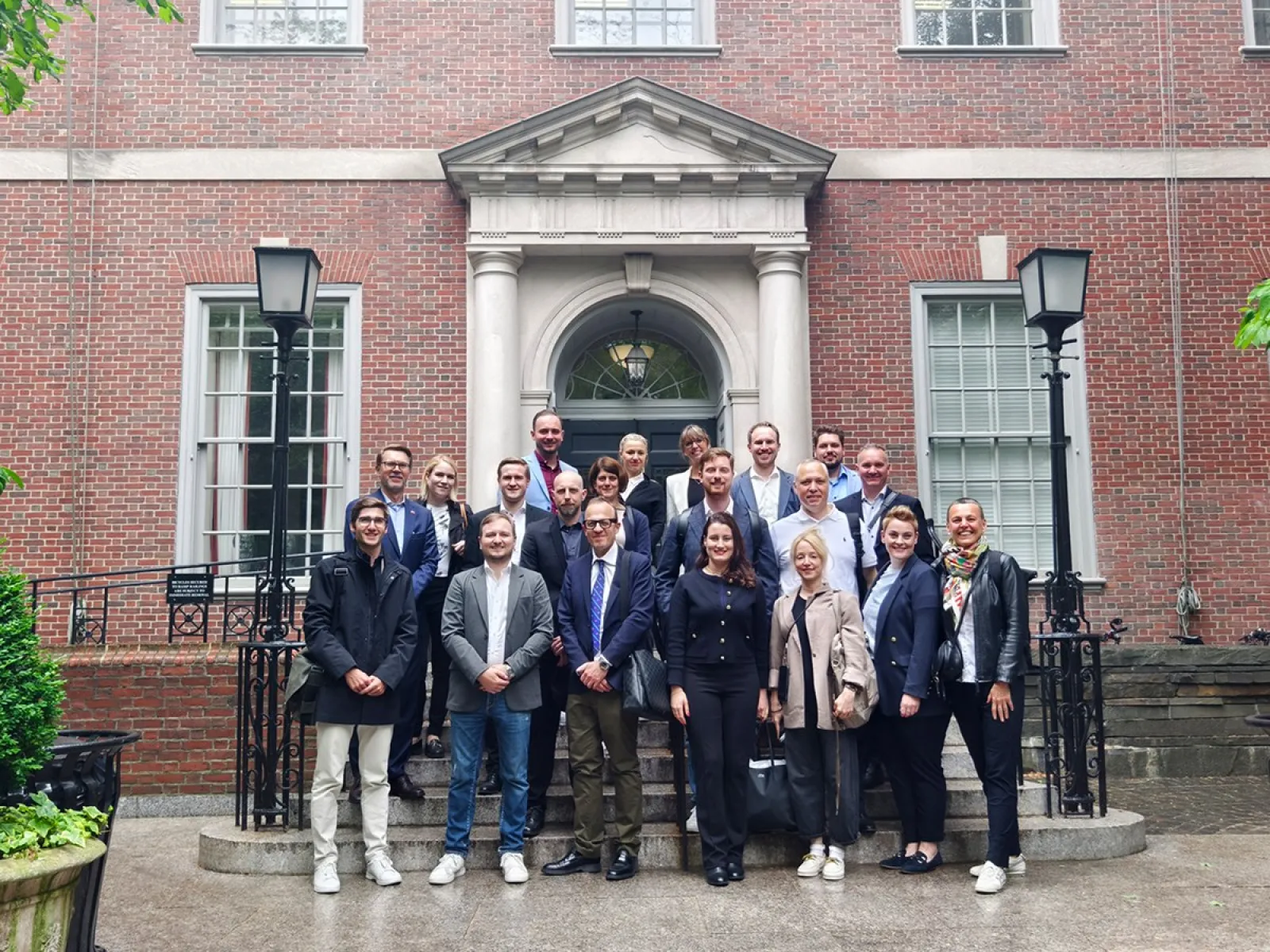 Gruppenfoto von Studierenden und Dozenten des Executive Master of Laws vor einem historischen Gebäude in New York während einer Studienreise.