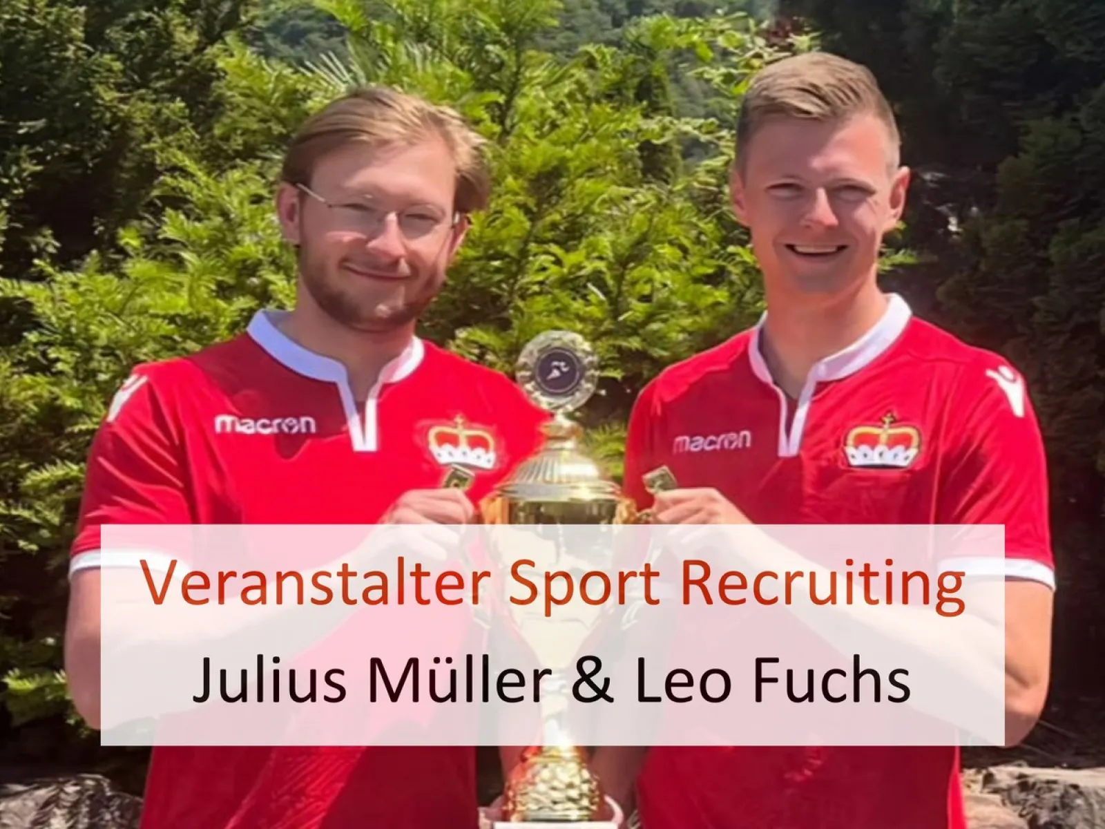 Zwei Personen in roten Trikots halten einen Pokal vor einer grünen, bewaldeten Kulisse. Text auf dem Bild: "Veranstalter Sport Recruiting".