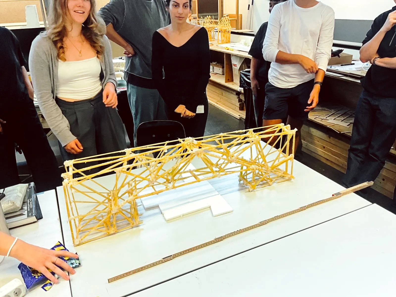 Studierende bauen eine Brücke aus Spaghettinudeln