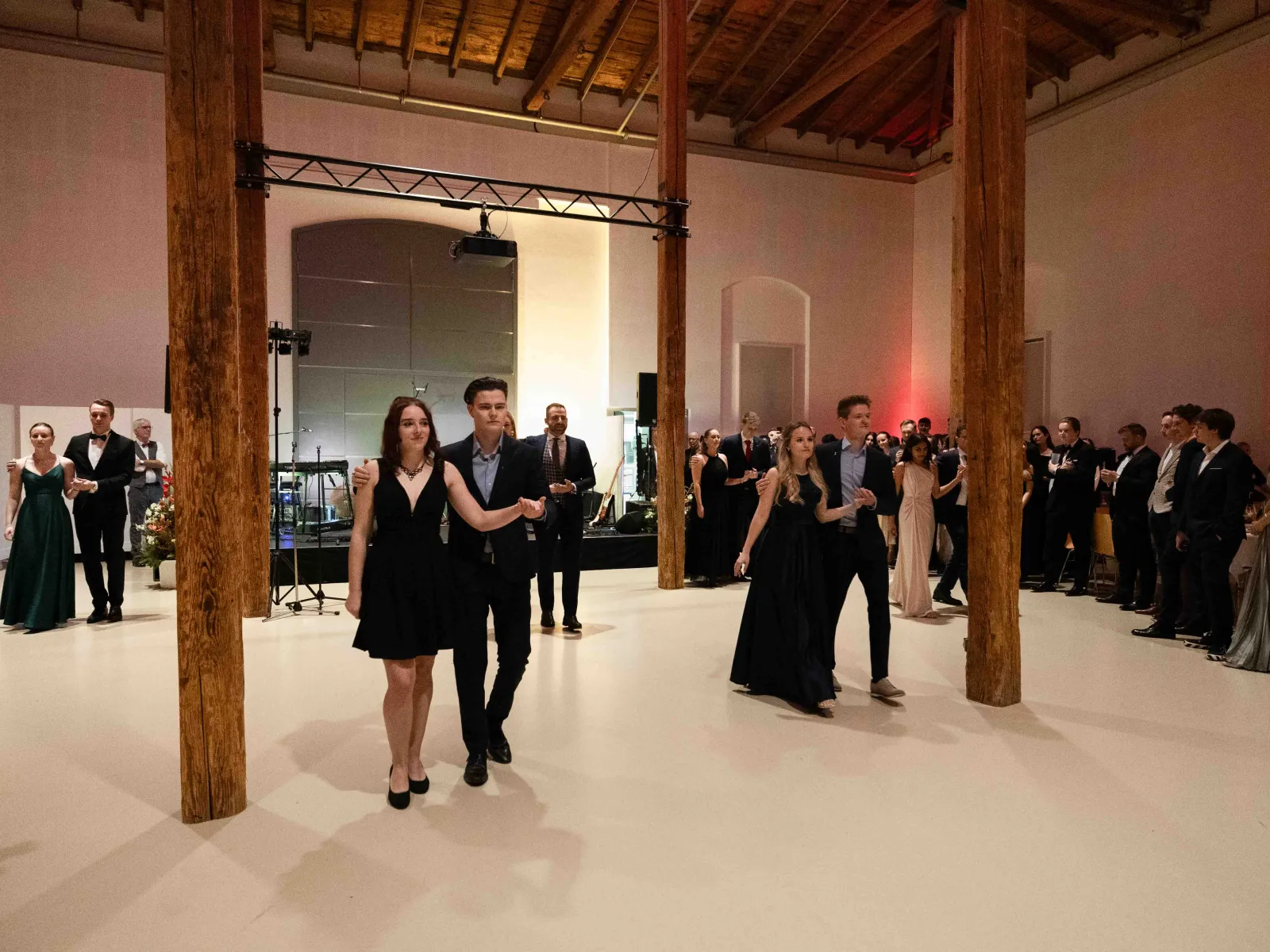 Junge-Paare-bereit-zum-Tanz-Uniball-Liechtenstein