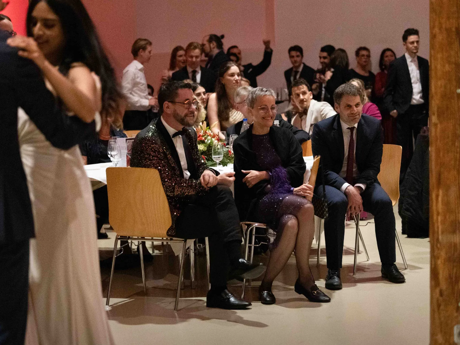 Zuschauer-beobachten-Tanzende-Uniball-Liechtenstein