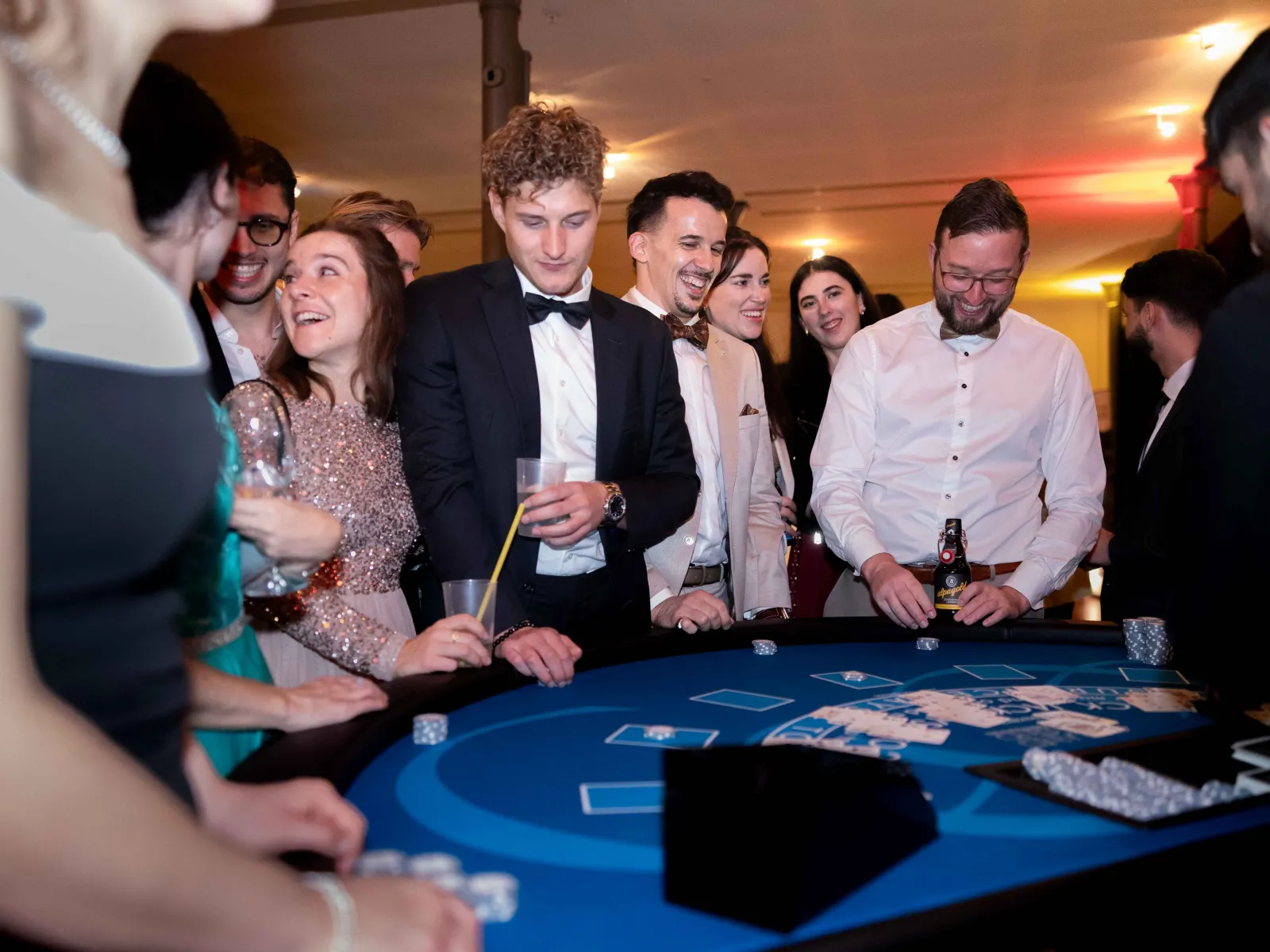 Gaeste-verfolgen-Pokerspiel-Uniball-Liechtenstein