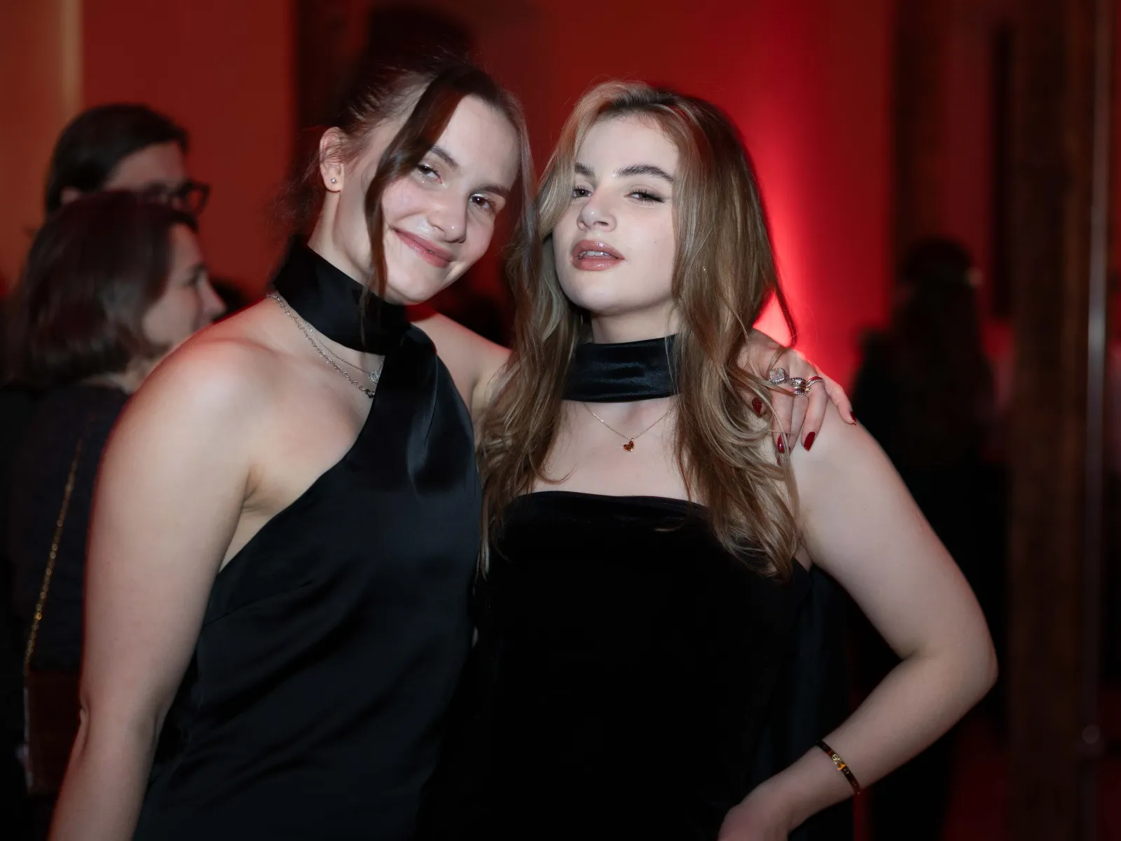 Zwei-Frauen-schwarze-Kleider-Uniball-Liechtenstein