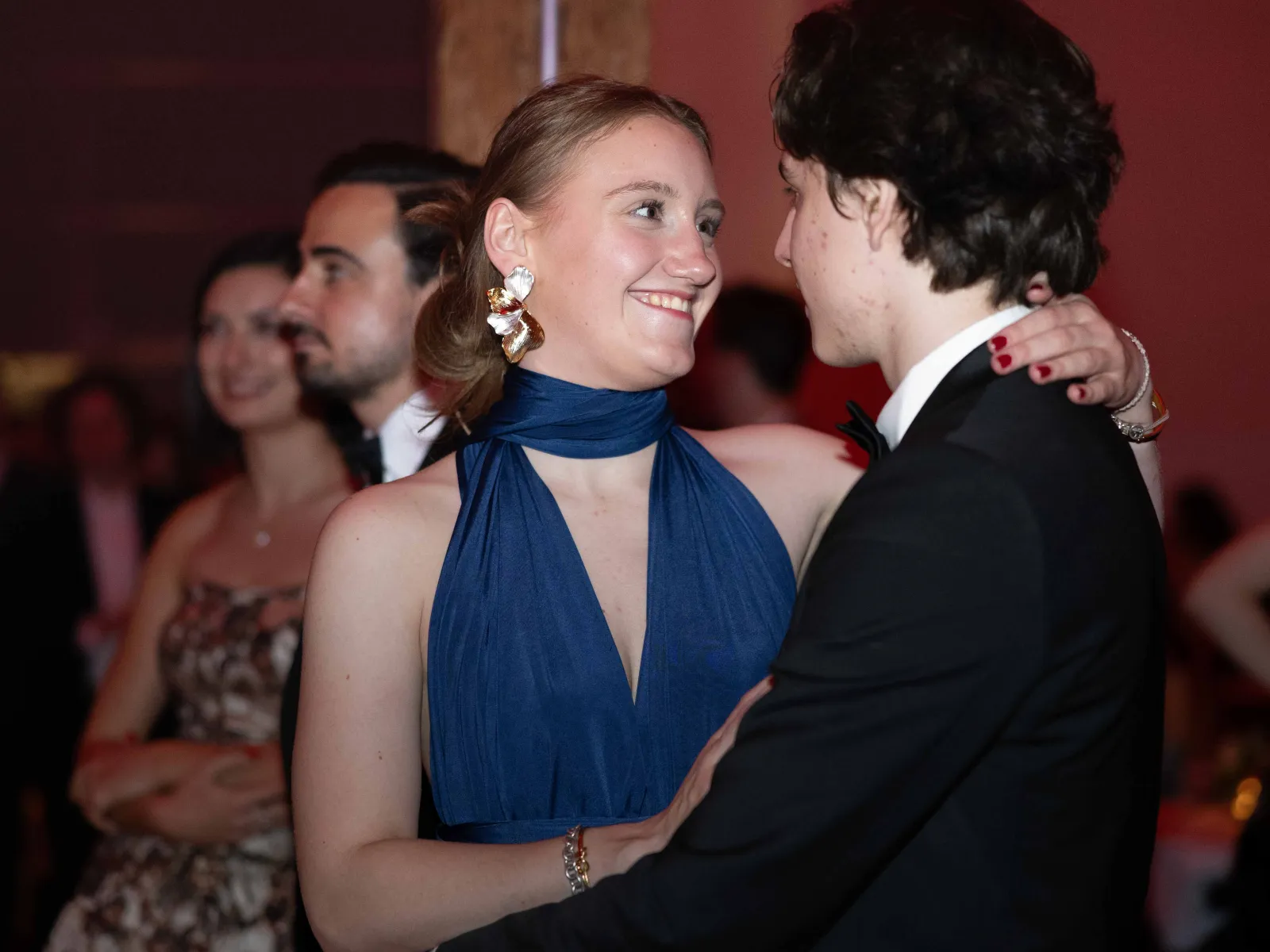 Tanzendes-Paar-lacht-Uniball-Liechtenstein