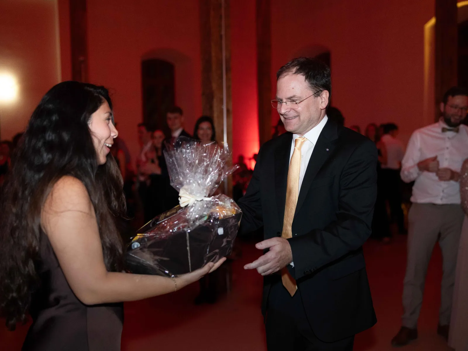 Preisuebergabe-Geschenkkorb-Uniball-Liechtenstein