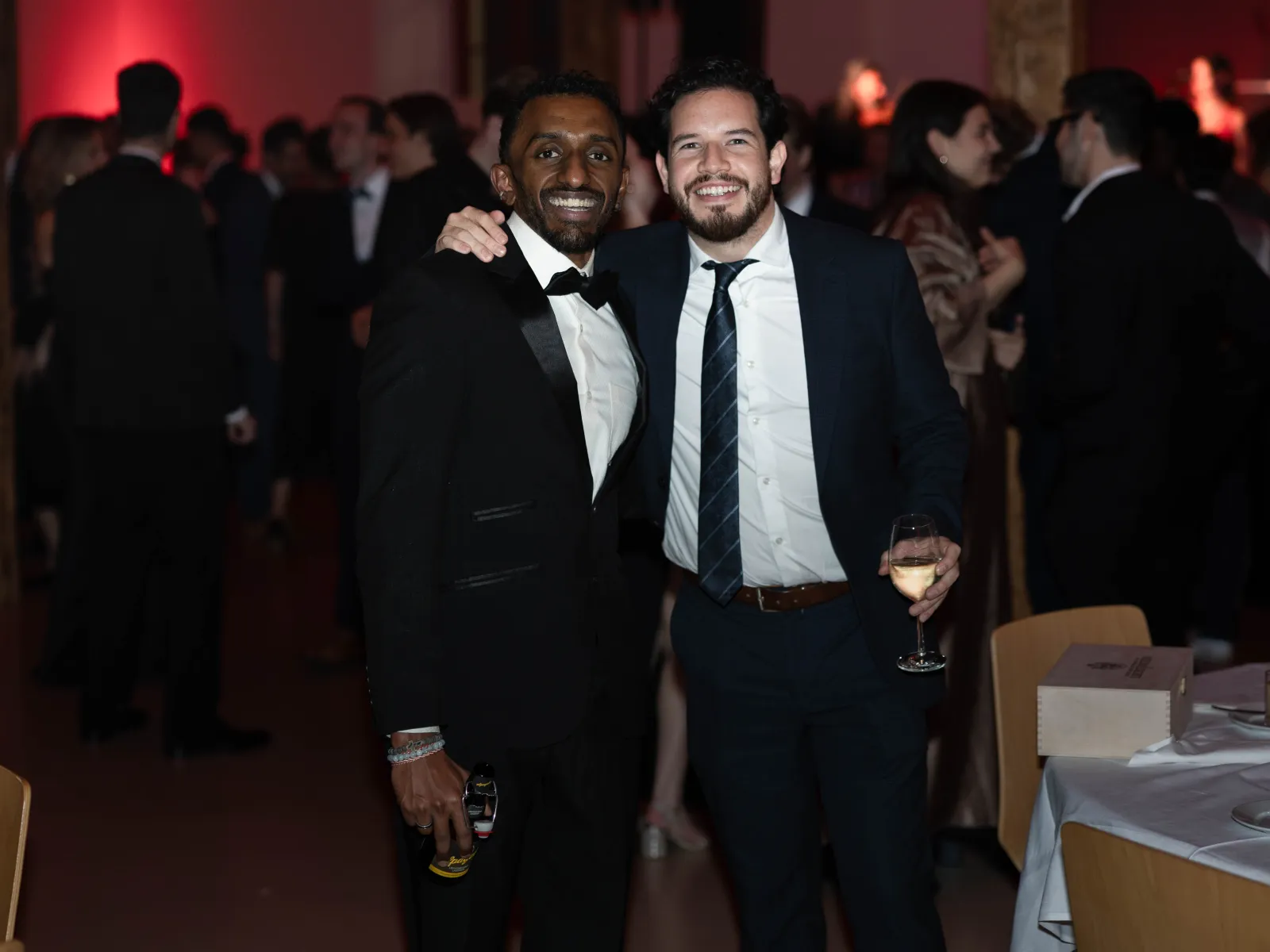 Zwei-Personen-lachen-in-die-Kamera-Uniball