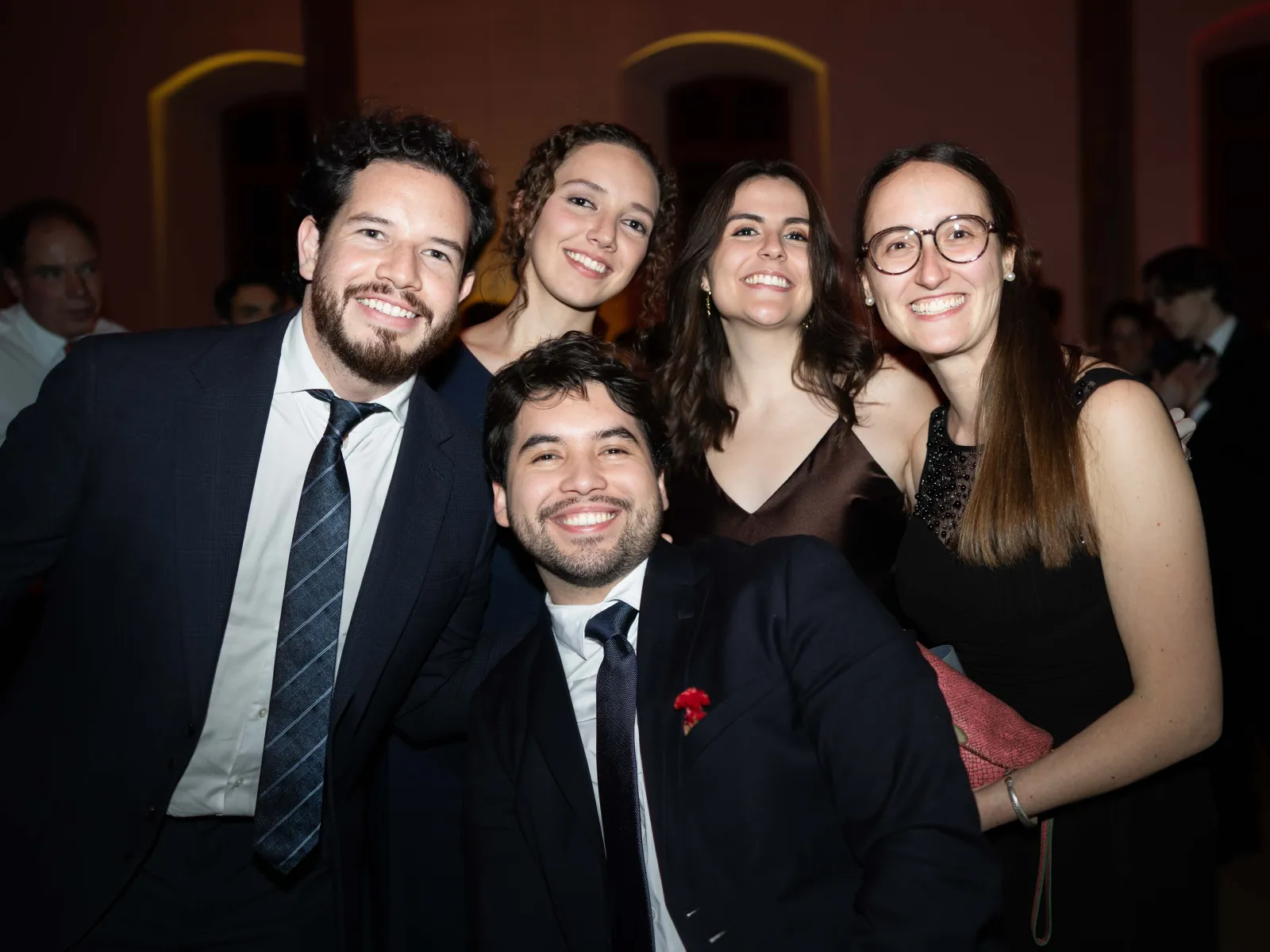 Fünf-Personen-posieren-für-Foto-Uniball