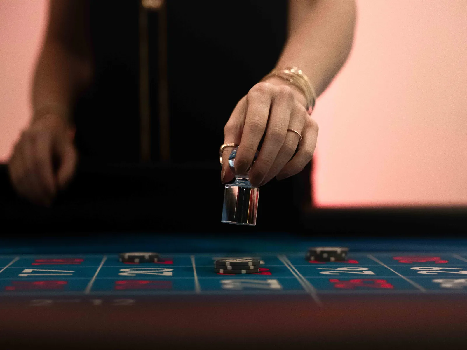 Person-platziert-Jetons-auf-Roulettefeld-Uniball-Uni-Liechtenstein