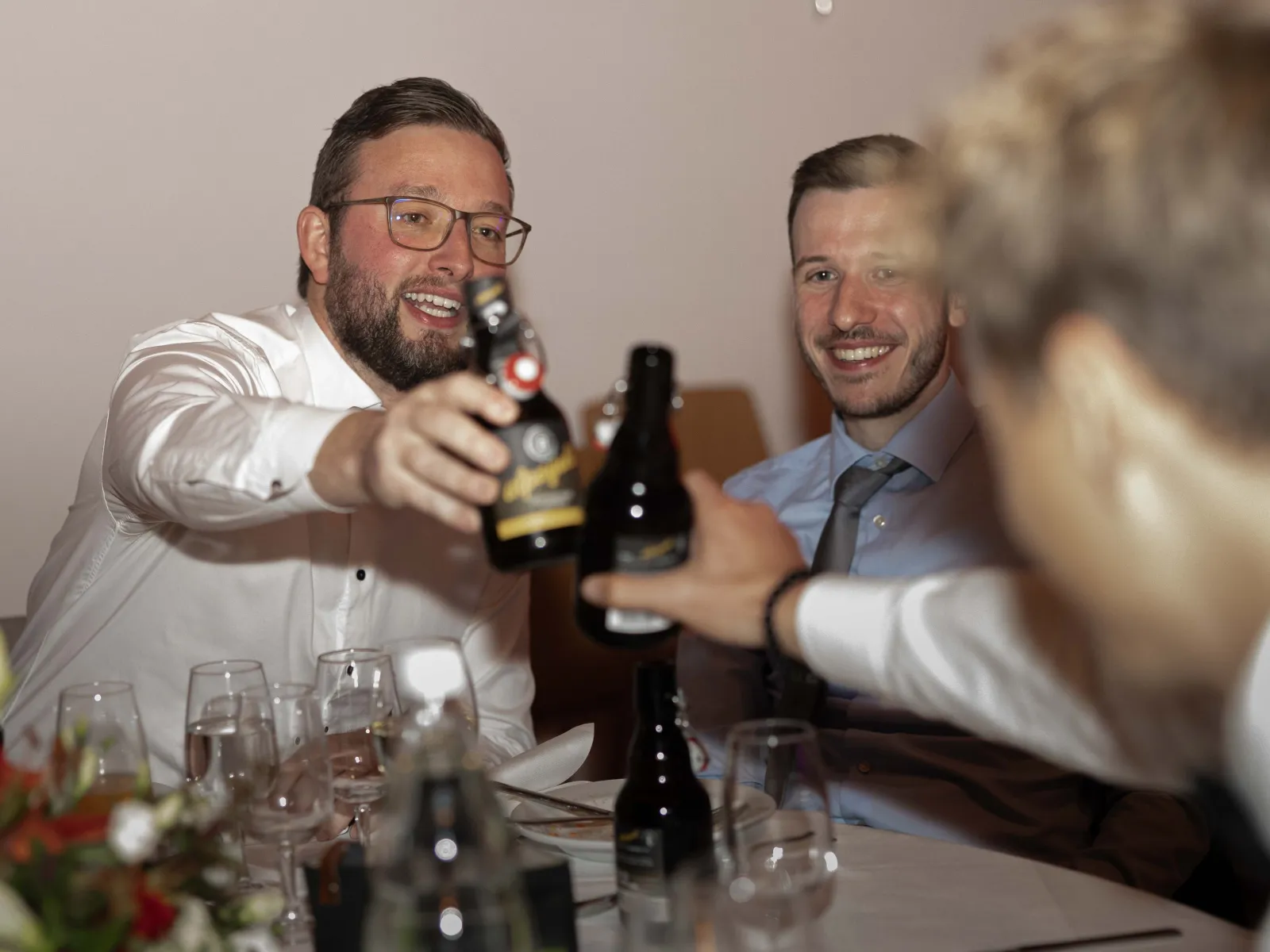 Gaeste-stossen-mit-Bier-an-Uniball-Uni-Liechtenstein