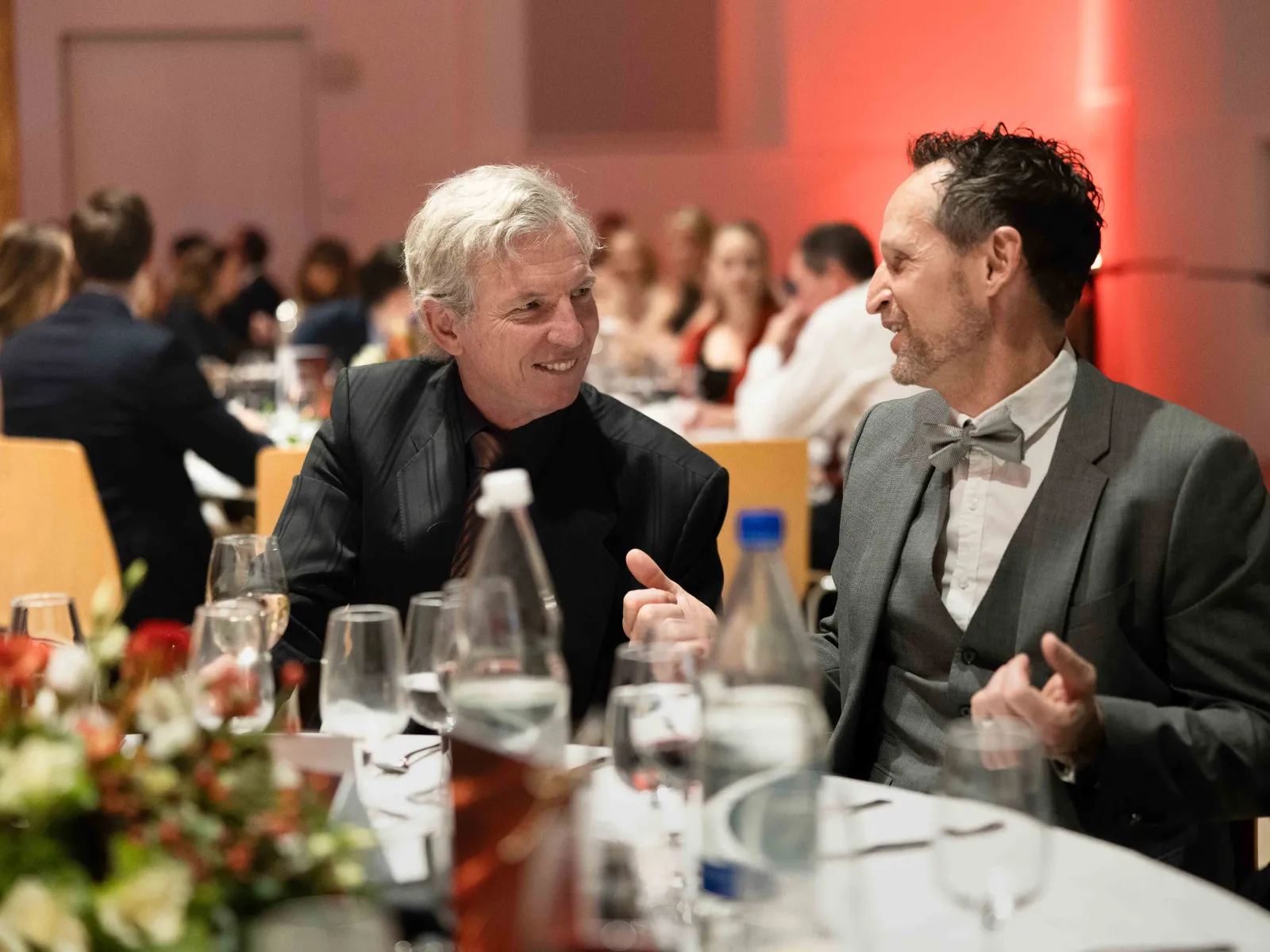 Lachende-Männer-am-Tisch-Uniball-Uni-Liechtenstein