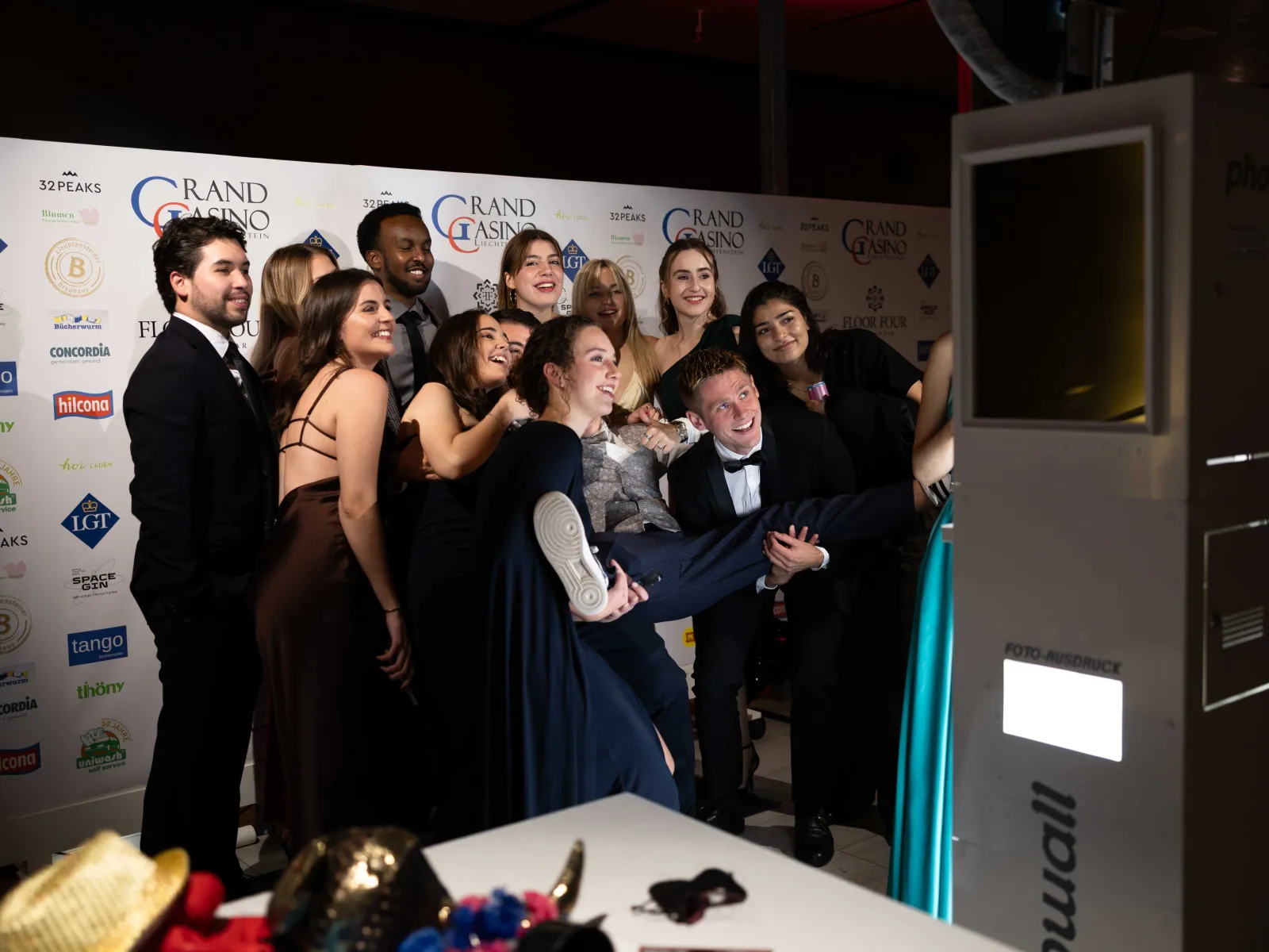 Grosse-Gruppe-Fotowand-posing-Uniball-Liechtenstein