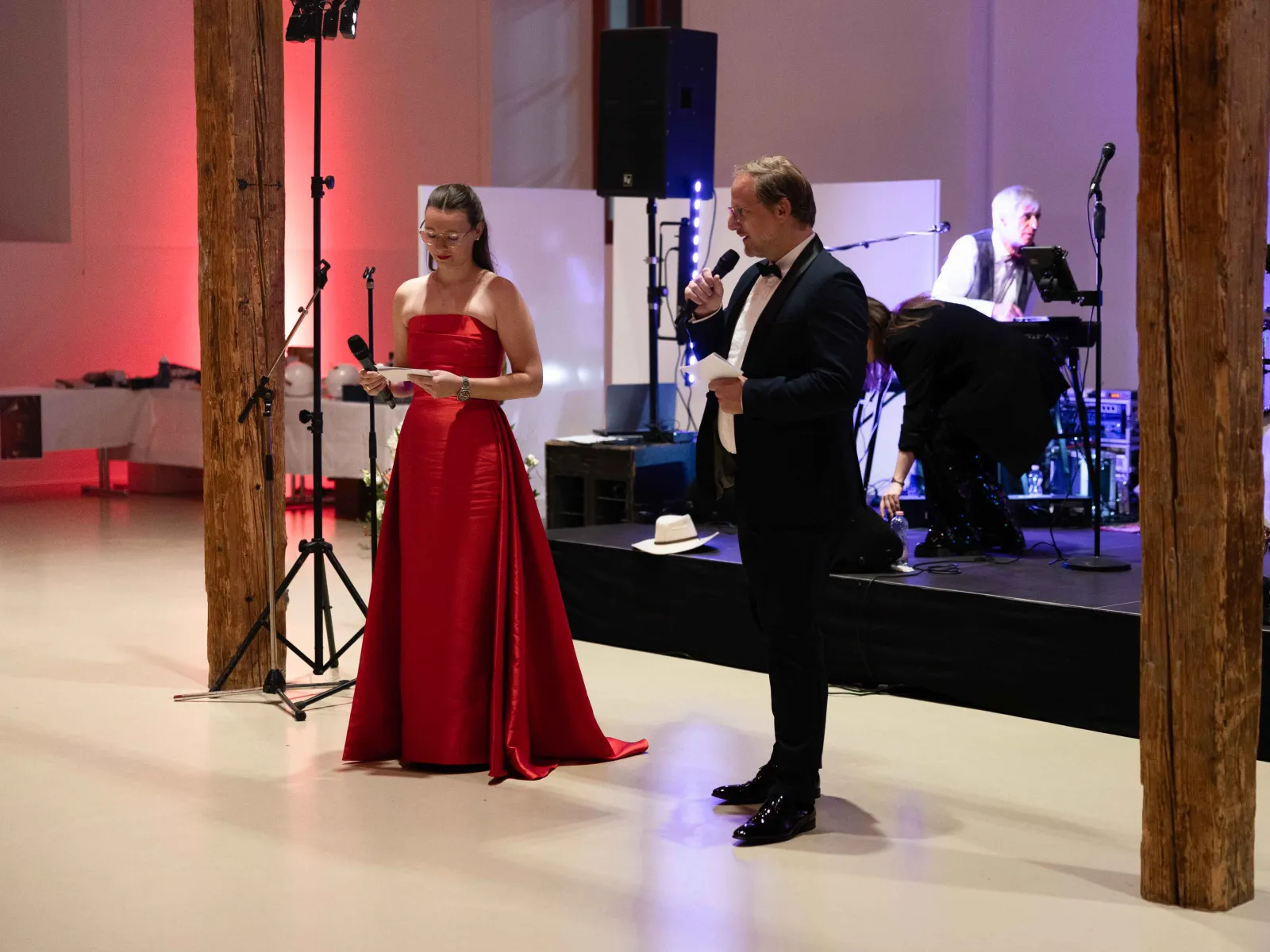 Moderatorin-rotes-Kleid-spricht-Uniball-Uni-Liechtenstein