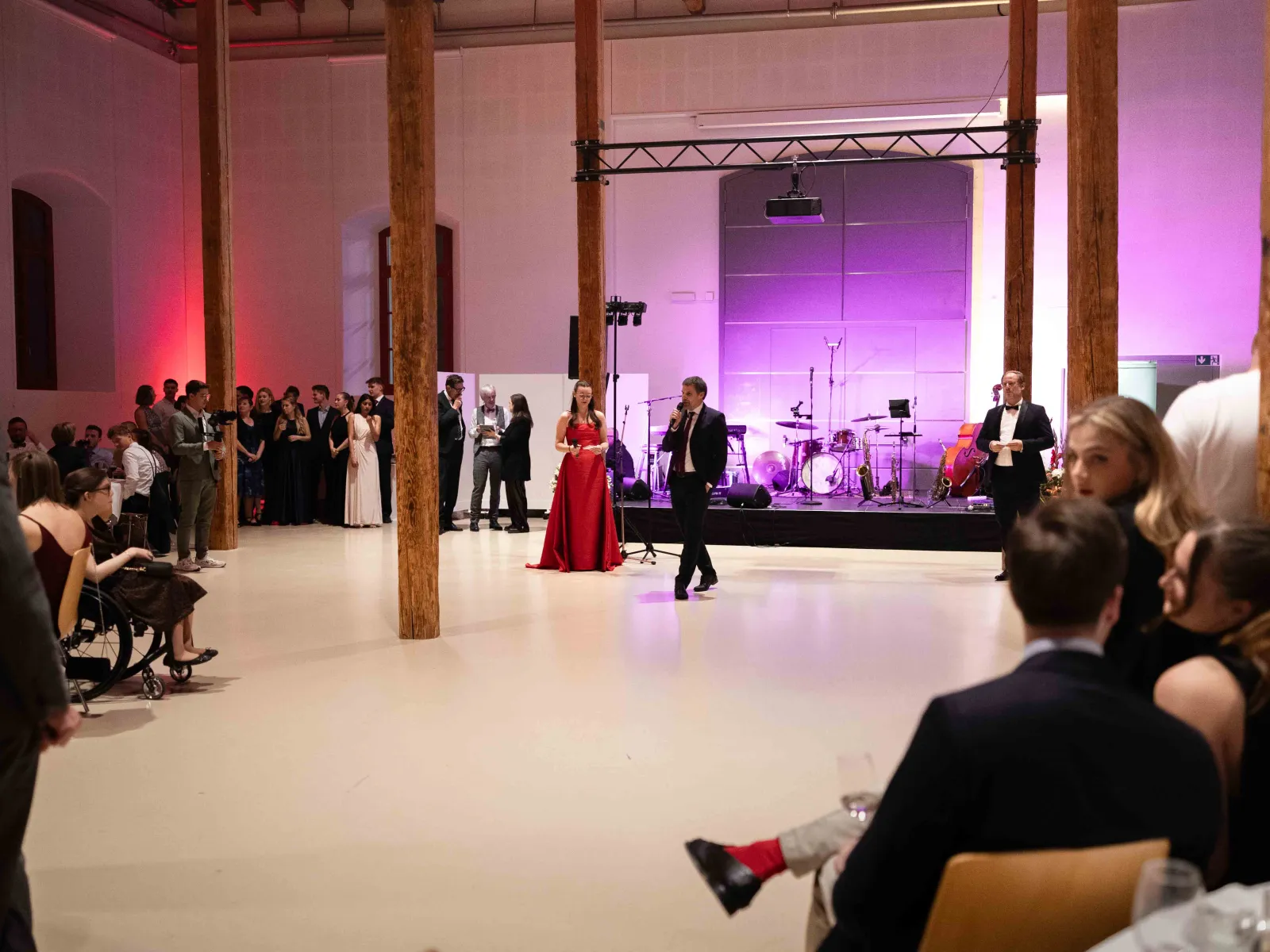 Moderation-vor-Buehne-Uniball-Uni-Liechtenstein