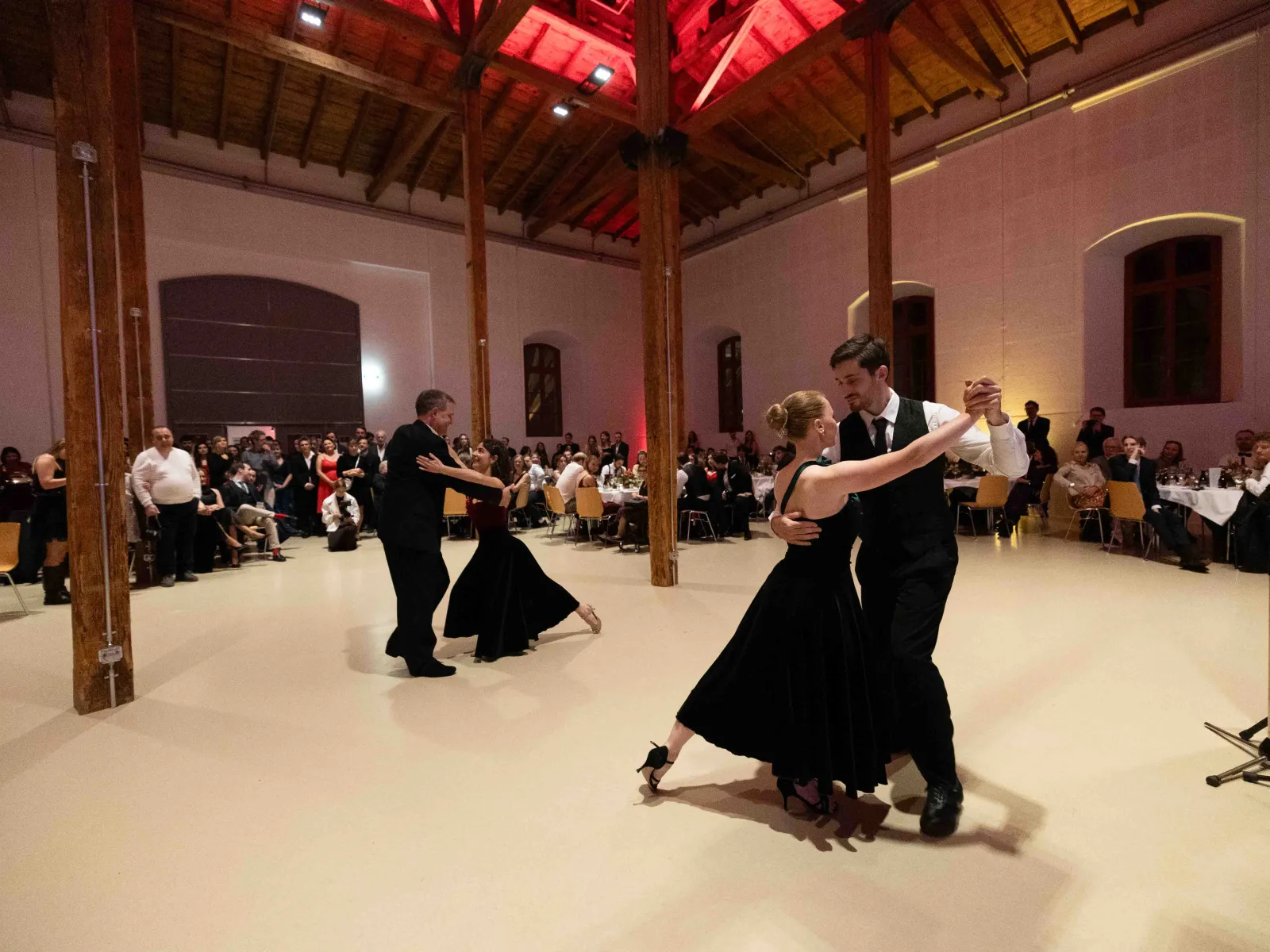 Weitwinkel-Tanzflaeche-Paare-Uniball-Liechtenstein