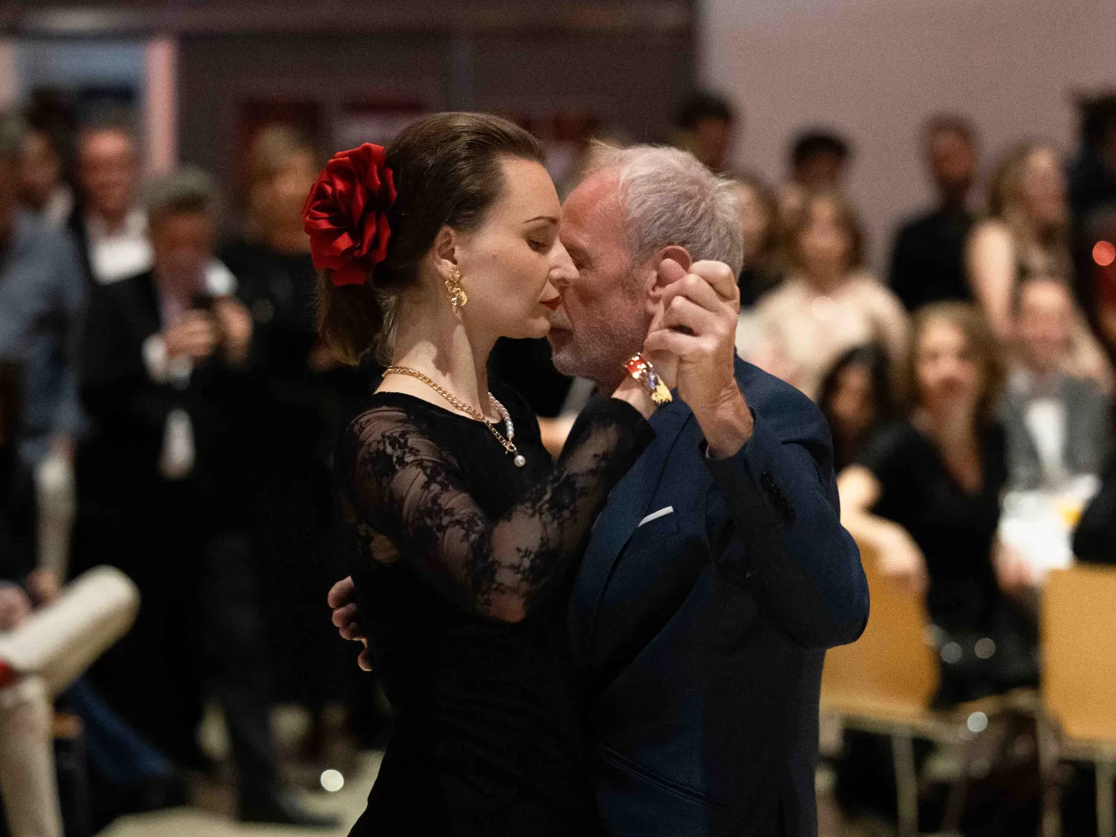 Tanzpaar-rotes-Blumenhaar-Uniball-Liechtenstein