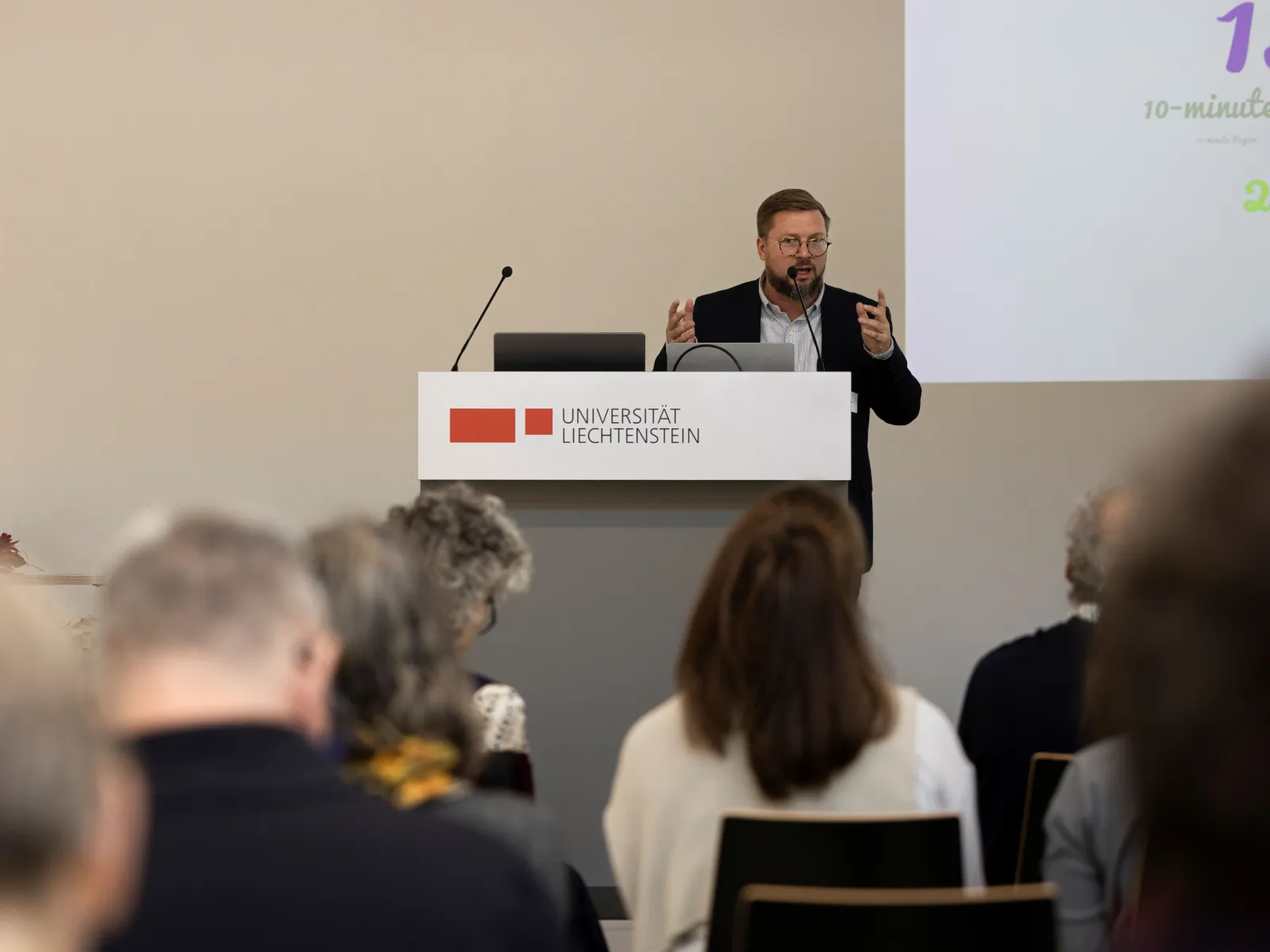 Vortragender bei einem Symposium