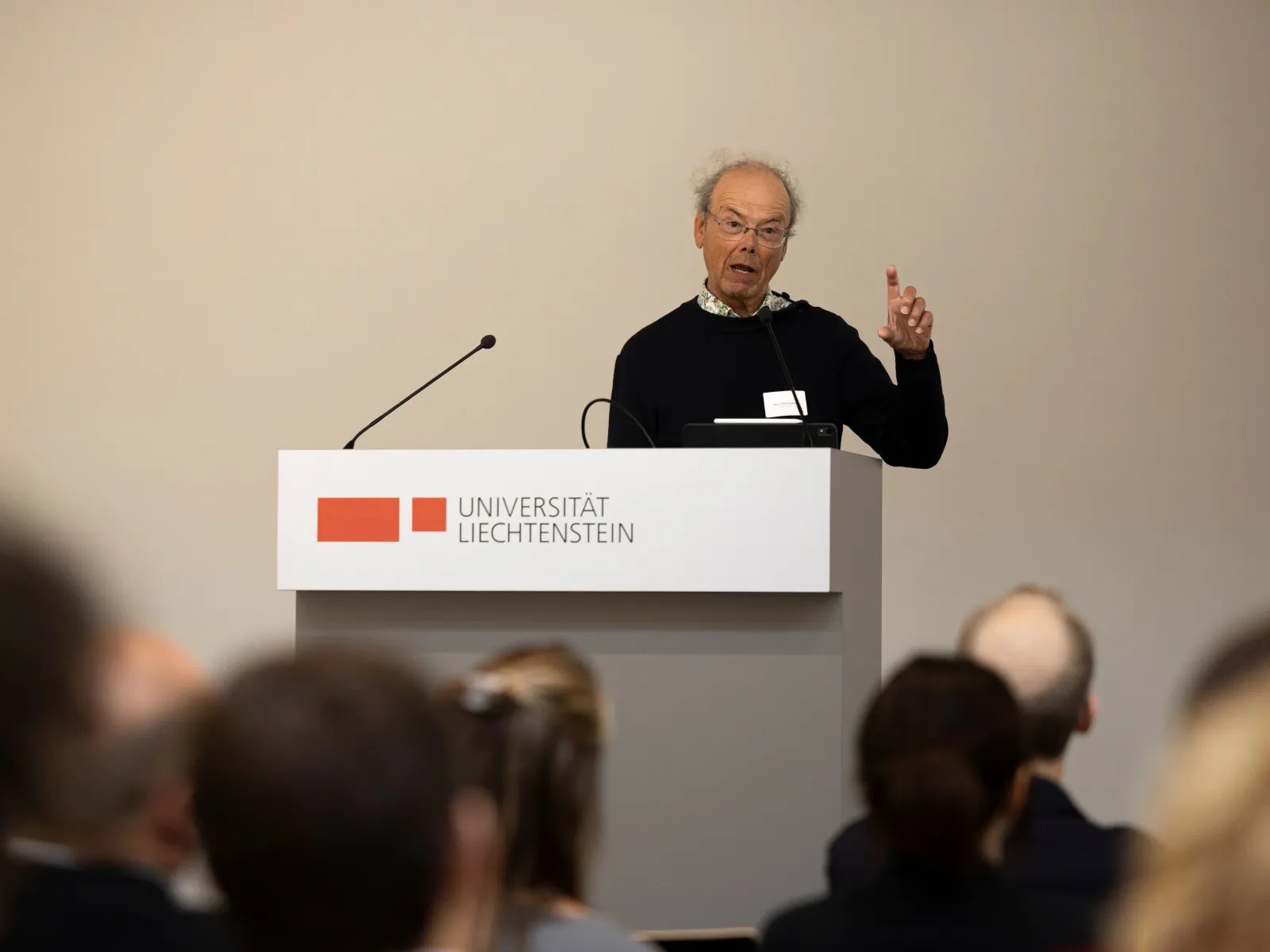 Vortragender bei einem Symposium