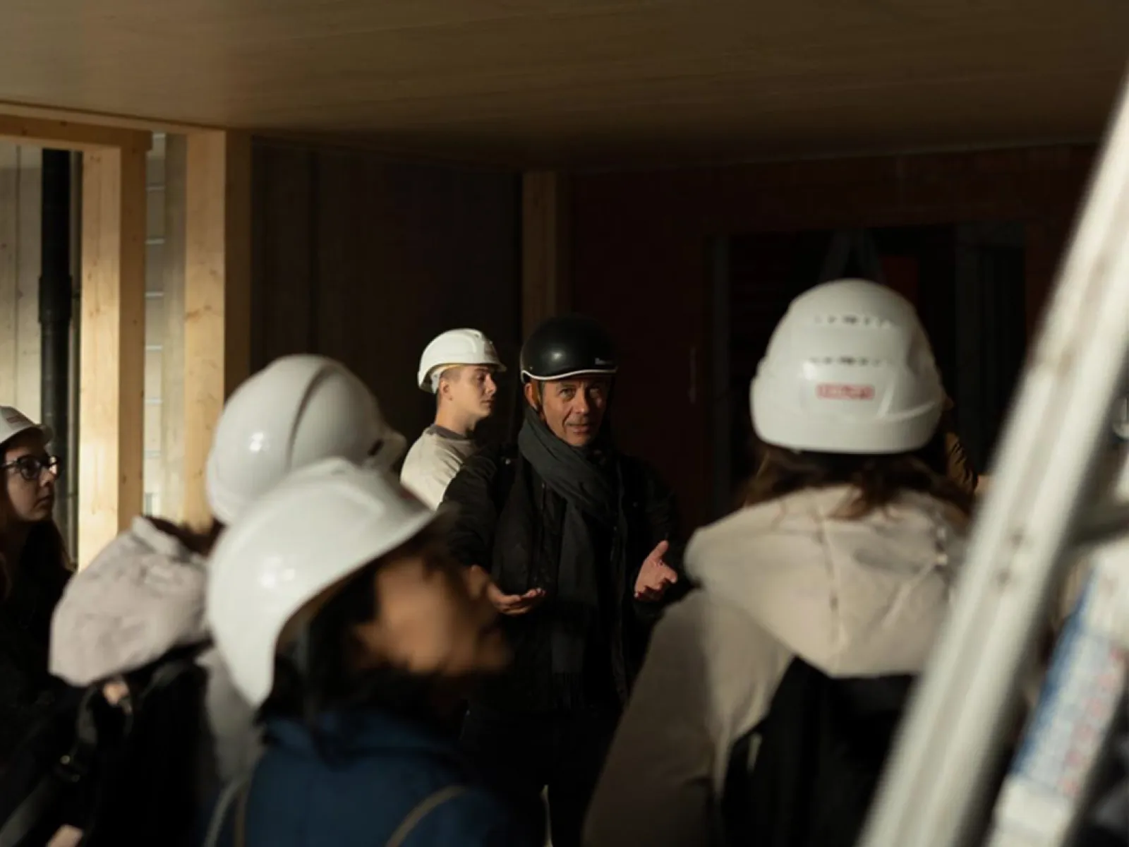 Mehrere Menschen mit Baustellenhelm