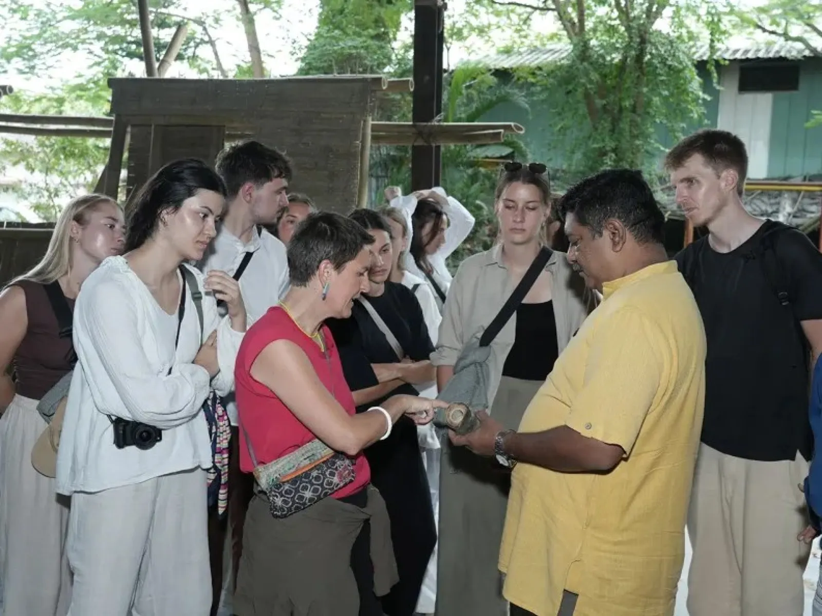 Gruppe Menschen mit einem Stück Bambus in der Hand 