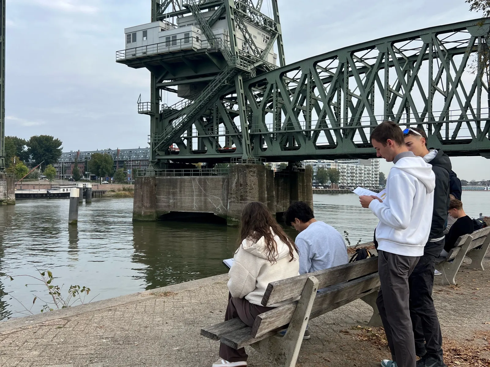 Junge Menschen vor einer Stahlbrücke