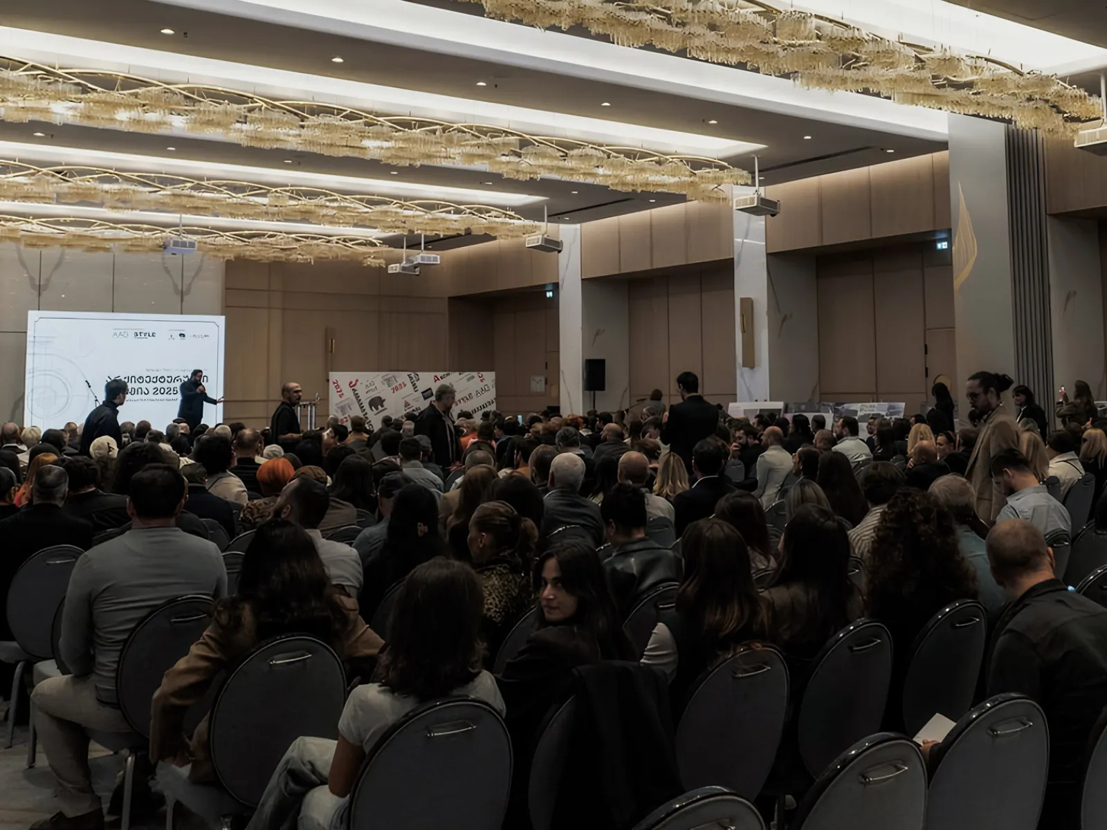 Saal mit vielen Menschen