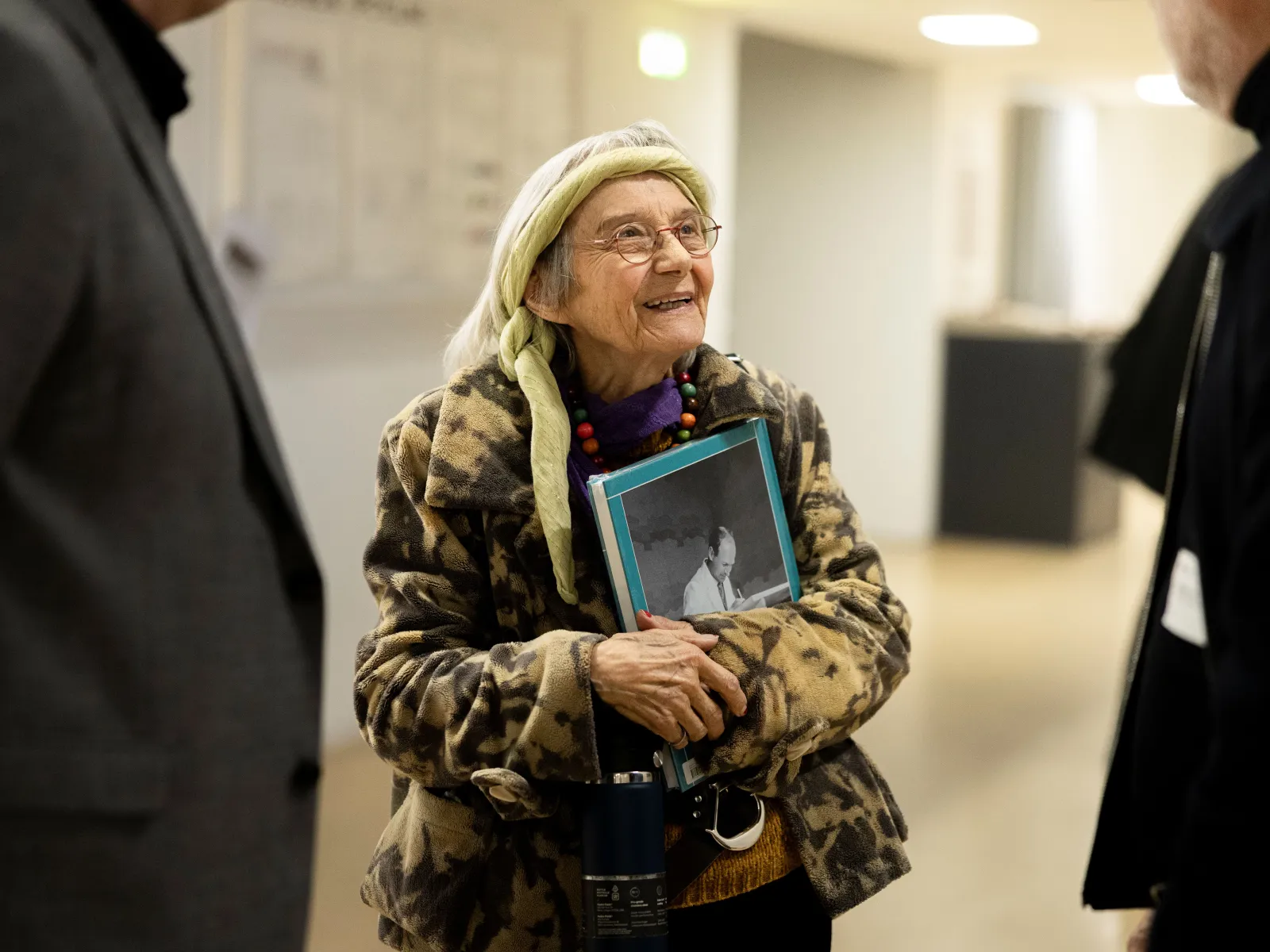 Ältere Dame mit Haarband 