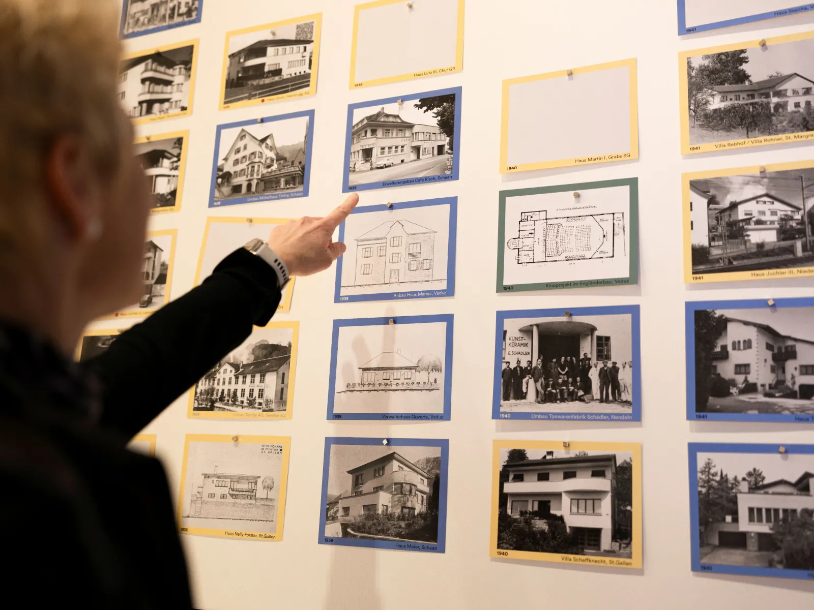 Mehrere Fotos von Gebäuden an einer weissen Wand