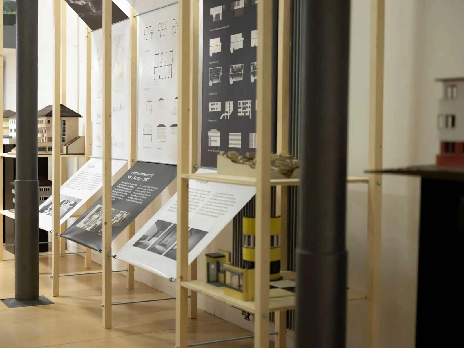 Architekturausstellung mit Holzgerüst