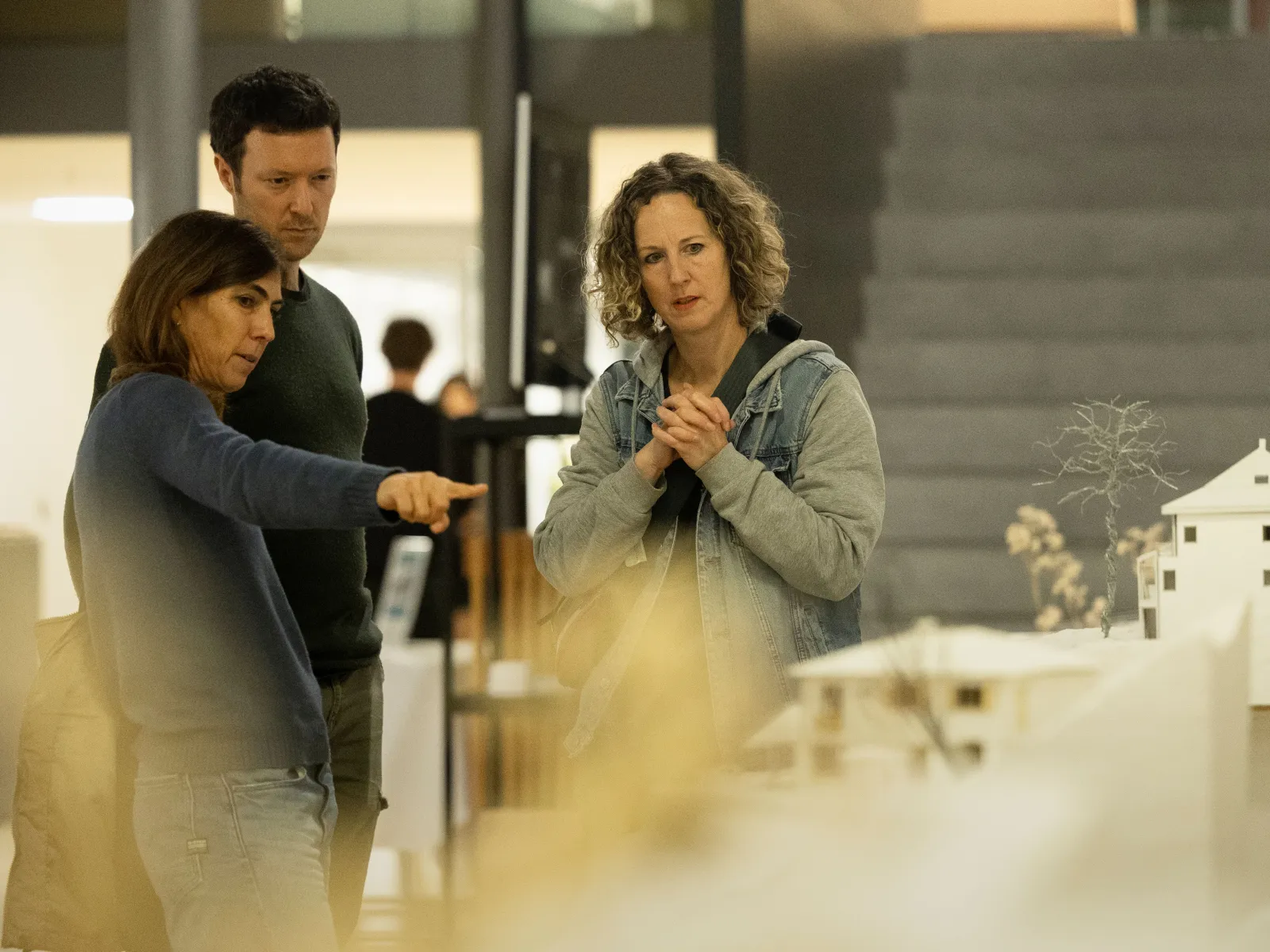 Menschen, die auf Architekturmodelle schauen