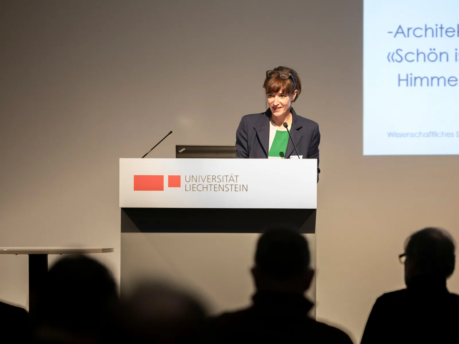 Eine Person präsentiert an einem Vortragspult