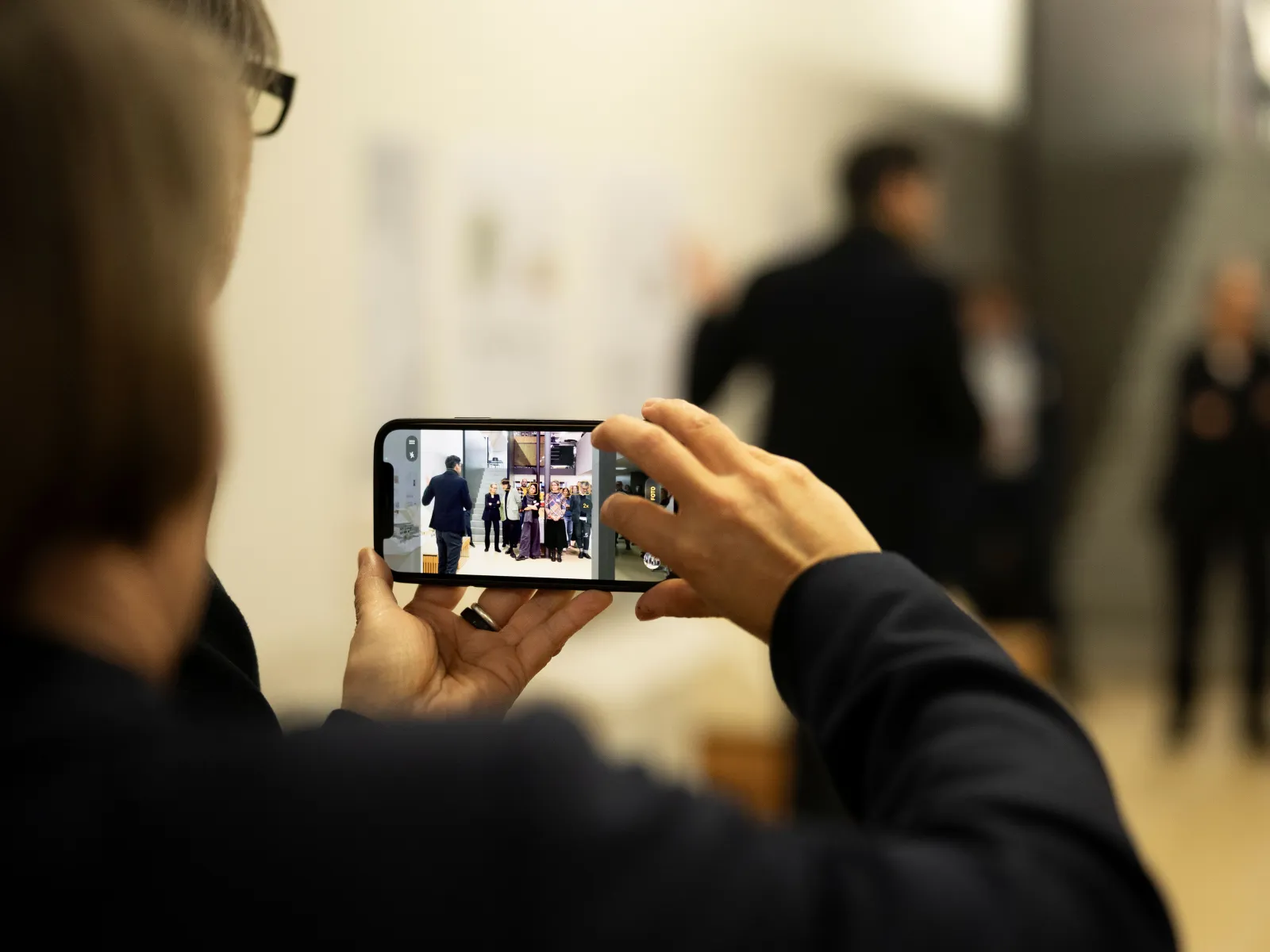 Aufnahme, wie jemand ein Handyfoto macht