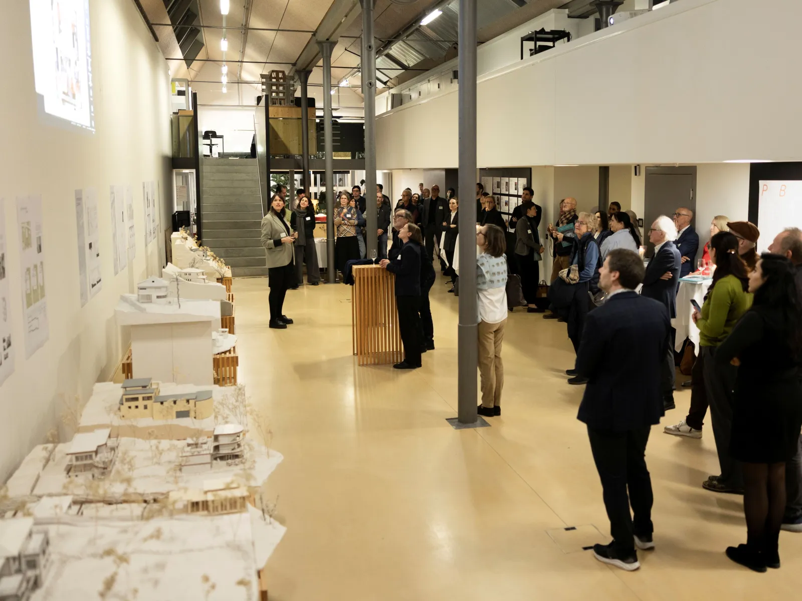 Mehrere Menschen bei einer Ausstellungseröffnung 