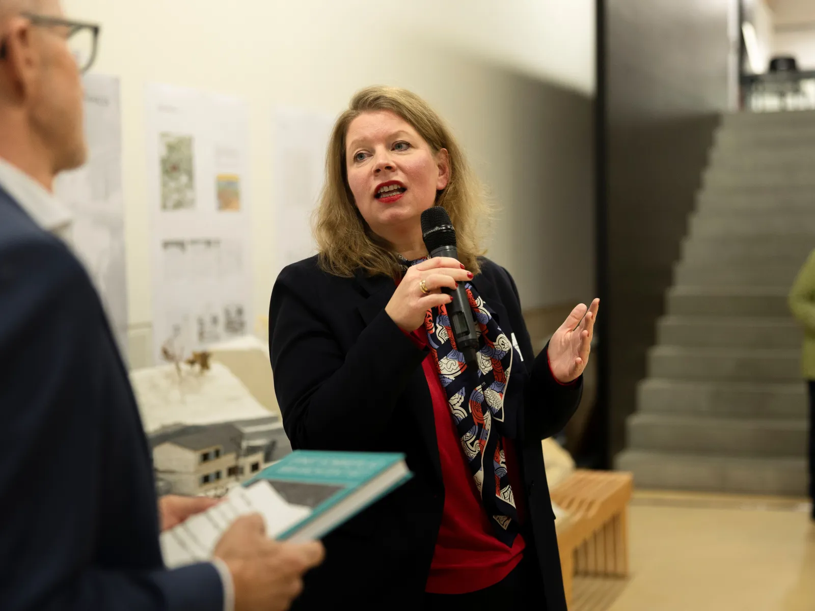 Eine Frau mit einem Mikrofon in der Hand