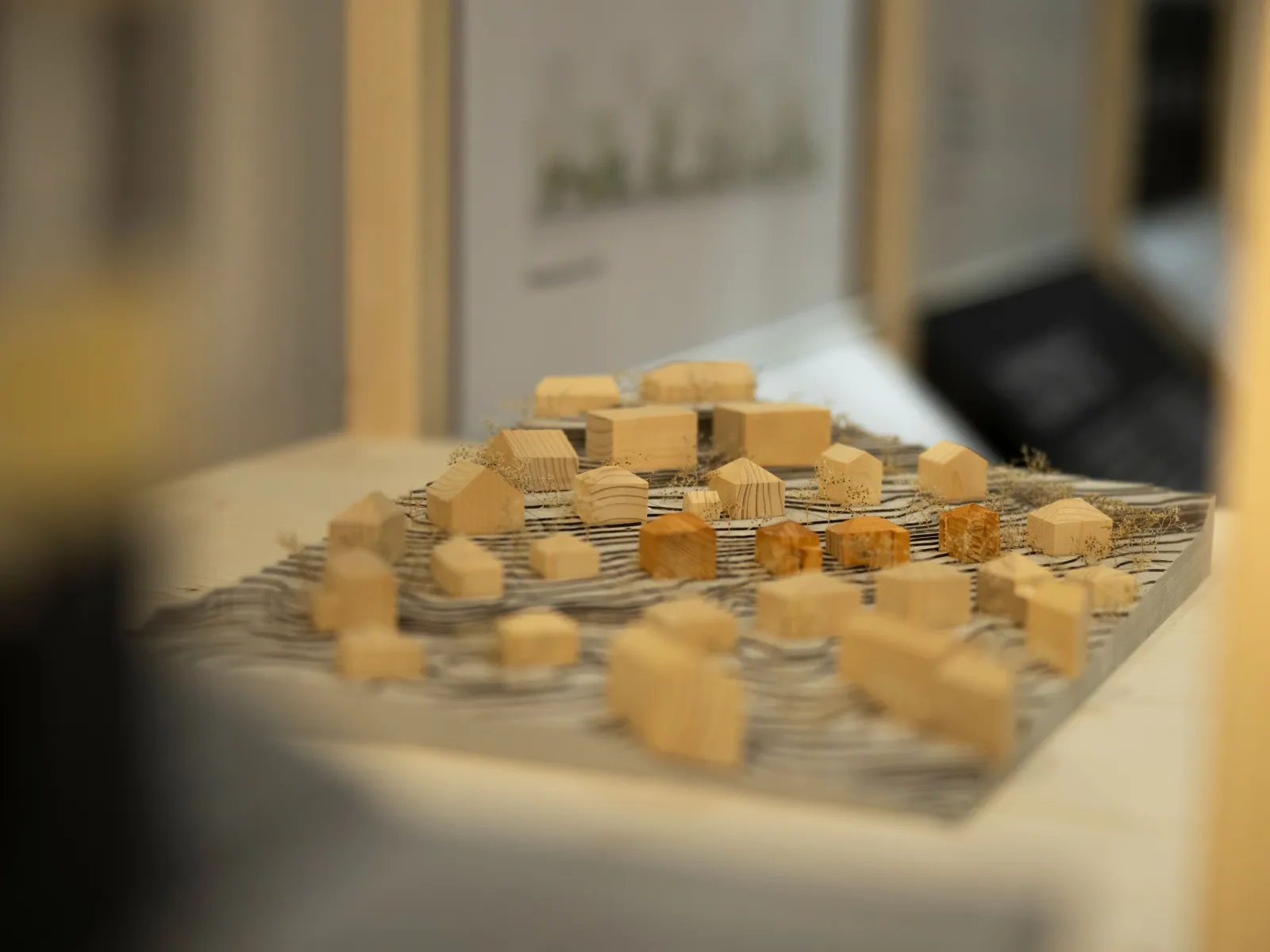 Architektrumodell aus Holz und Graukarton